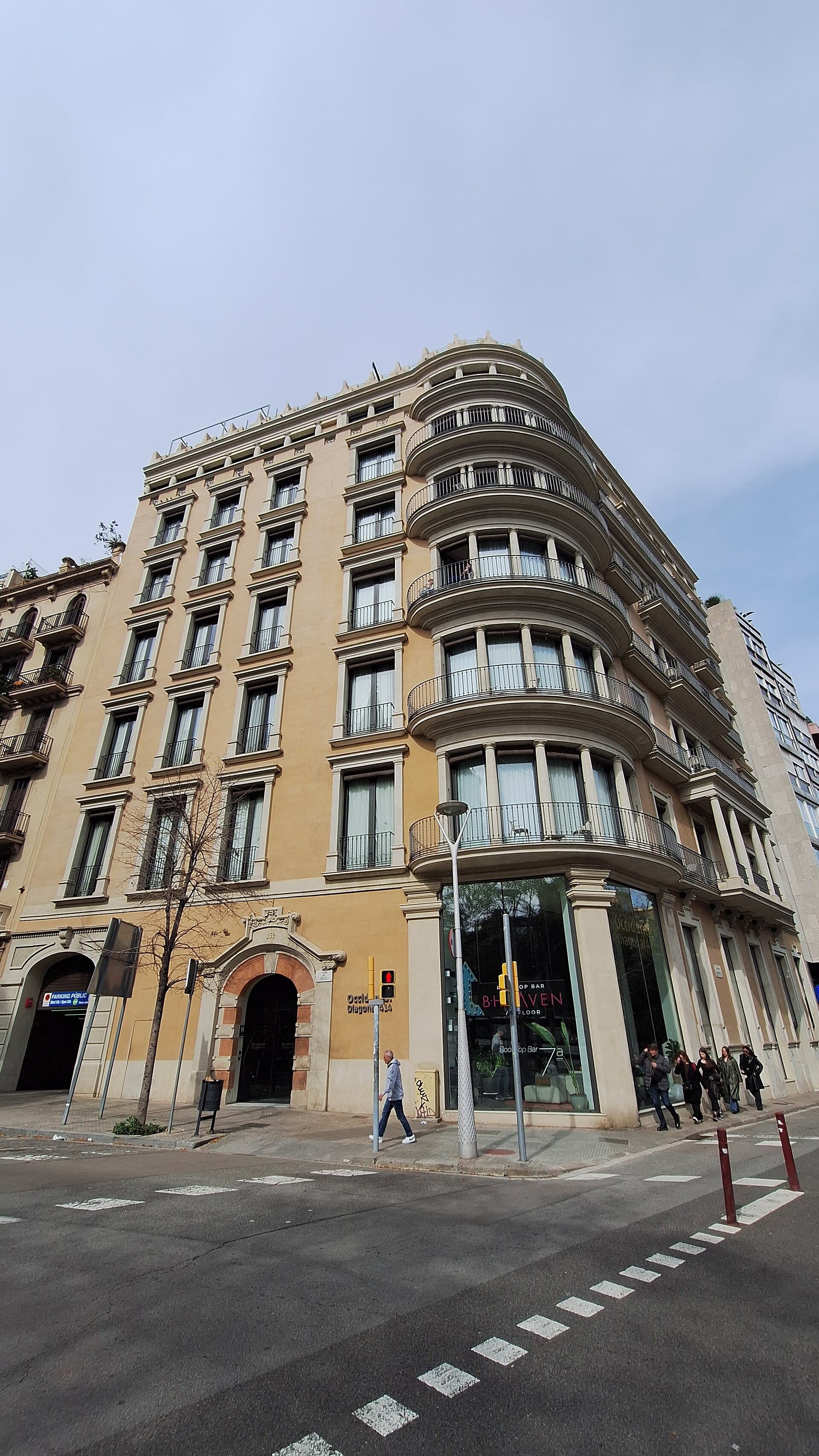 Occidental Diagonal 414 (via Wikimedia Commons, CC BY-SA 3.0)