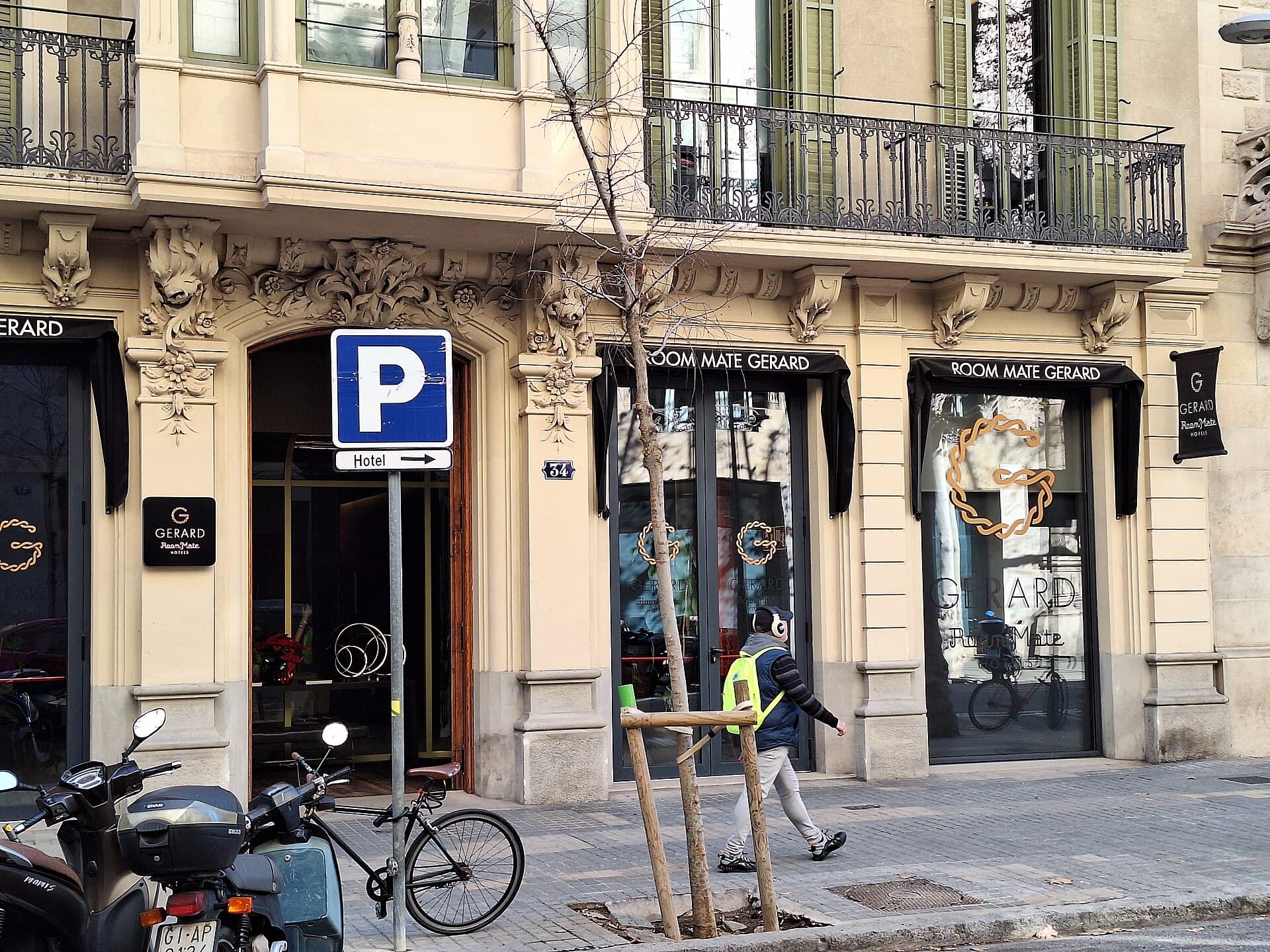 Room Mate Collection Gerard, Barcelona (via Wikimedia Commons, CC BY-SA 3.0)