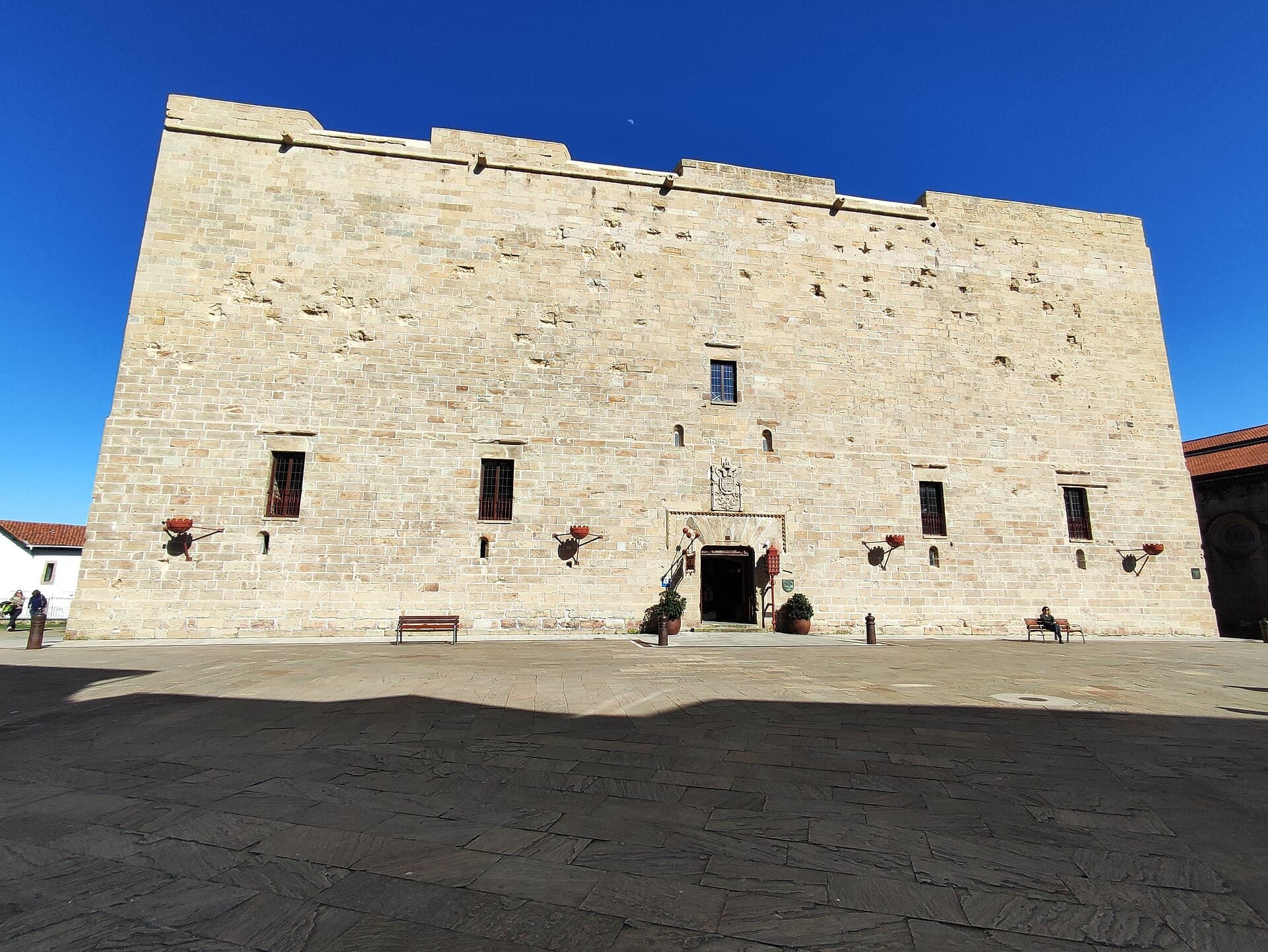 Parador de Hondarribia (via Wikimedia Commons, CC0)