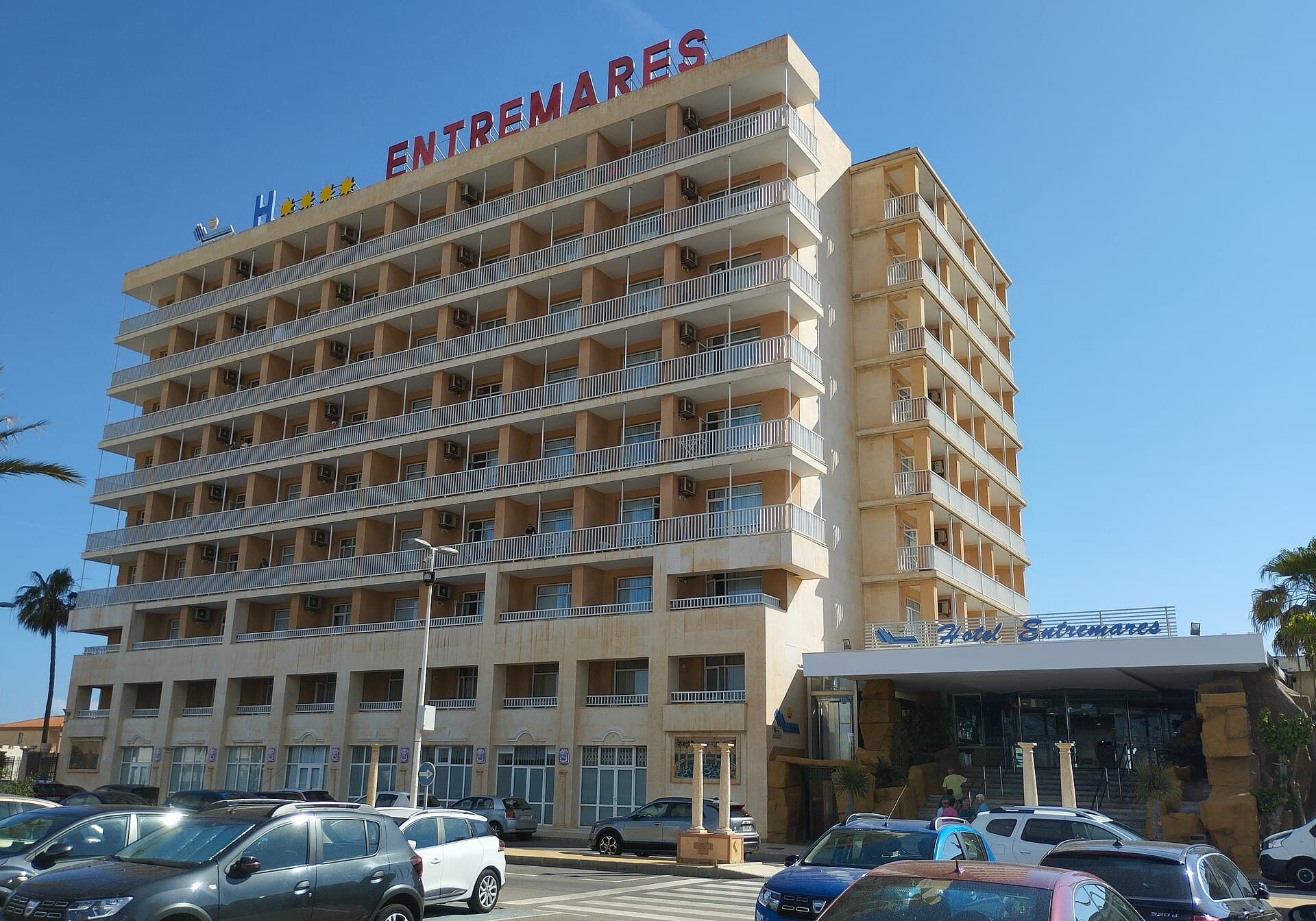 Hotel&Spa Entremares (via Wikimedia Commons, CC BY-SA 4.0)