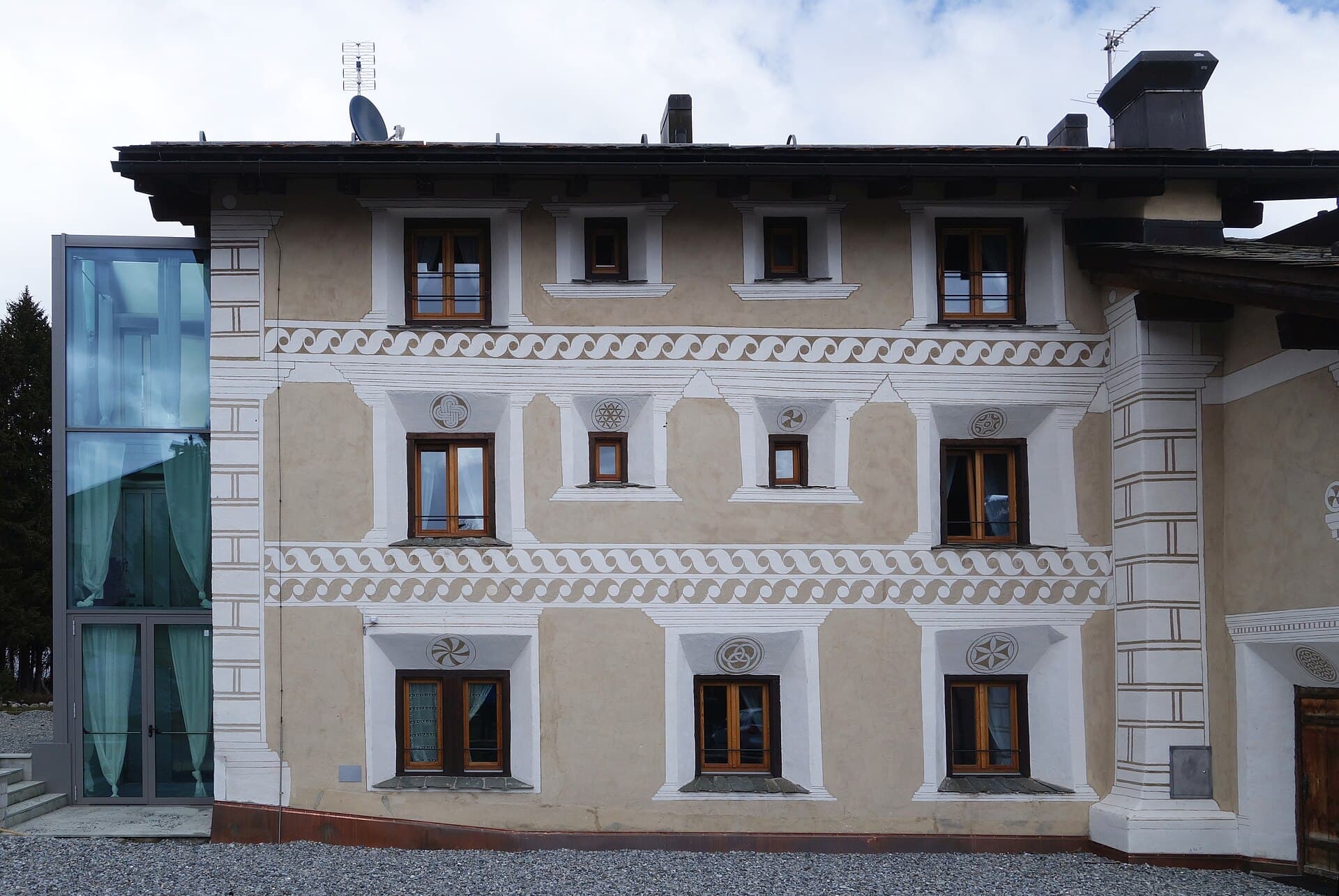 Chesa Stüva Colani (via Wikimedia Commons, CC BY-SA 4.0)