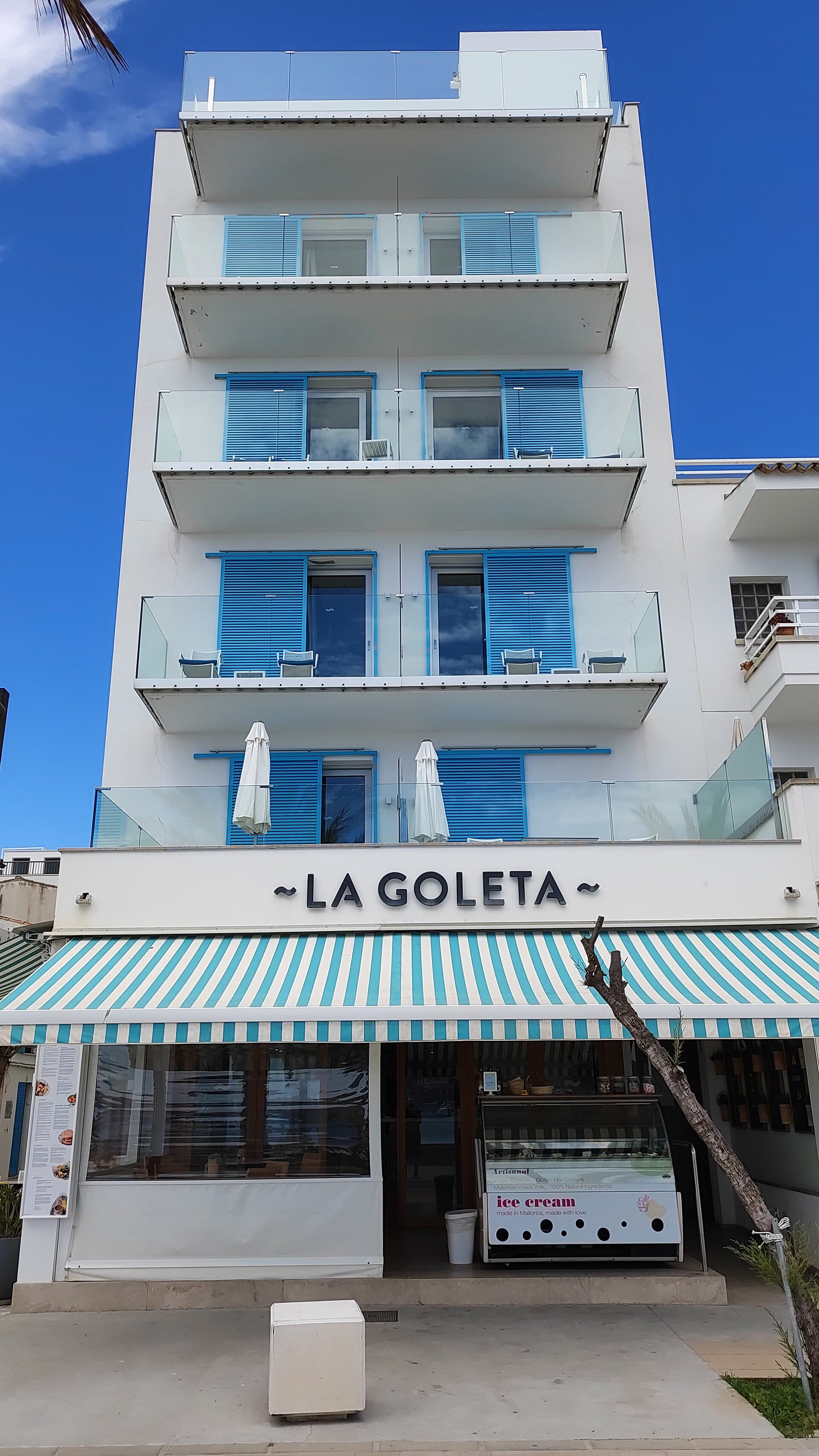 La Goleta Hotel de Mar (via Wikimedia Commons, CC BY-SA 4.0)