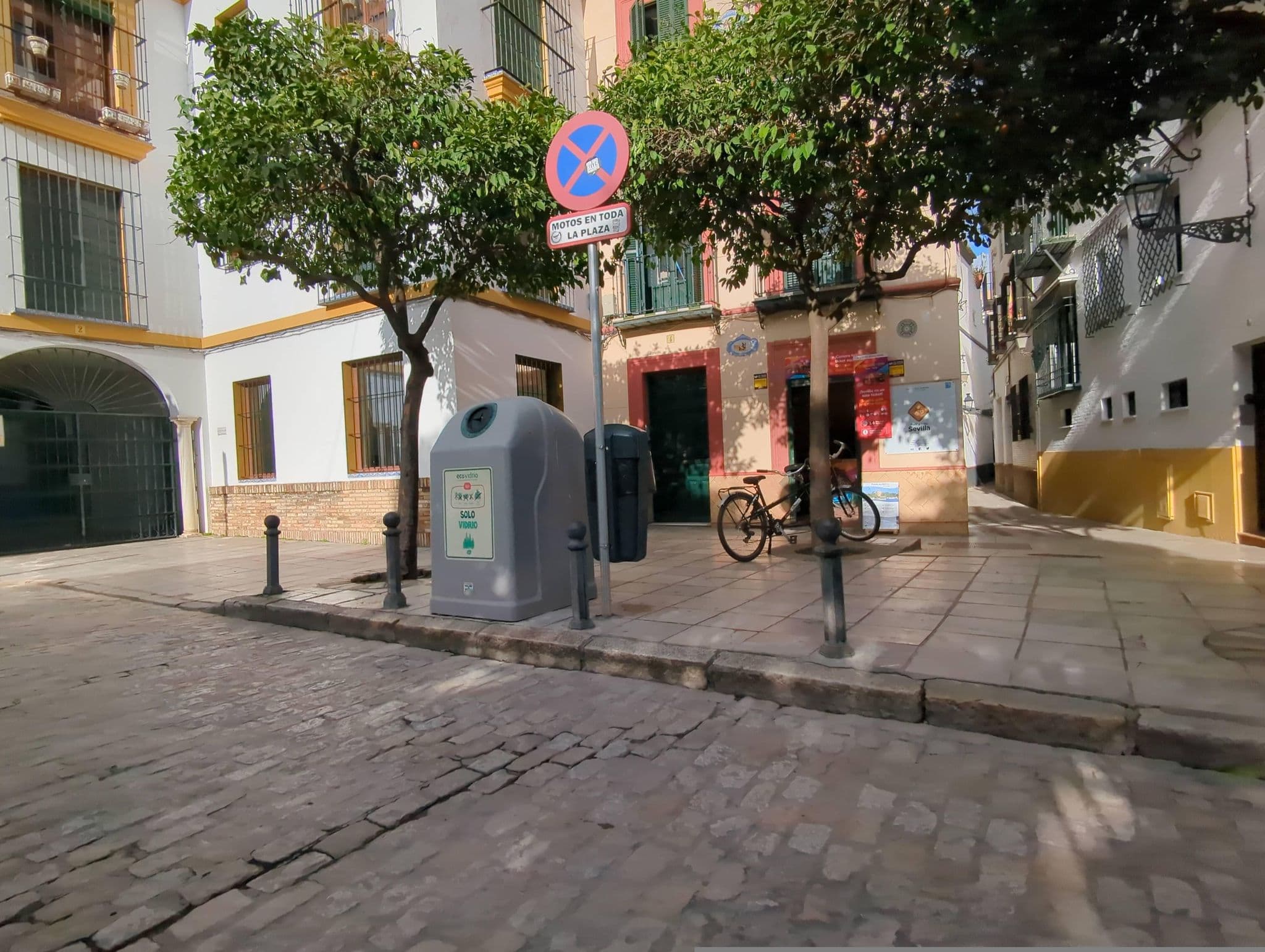 Street view near Hotel NÜA Santacruz, Sevilla