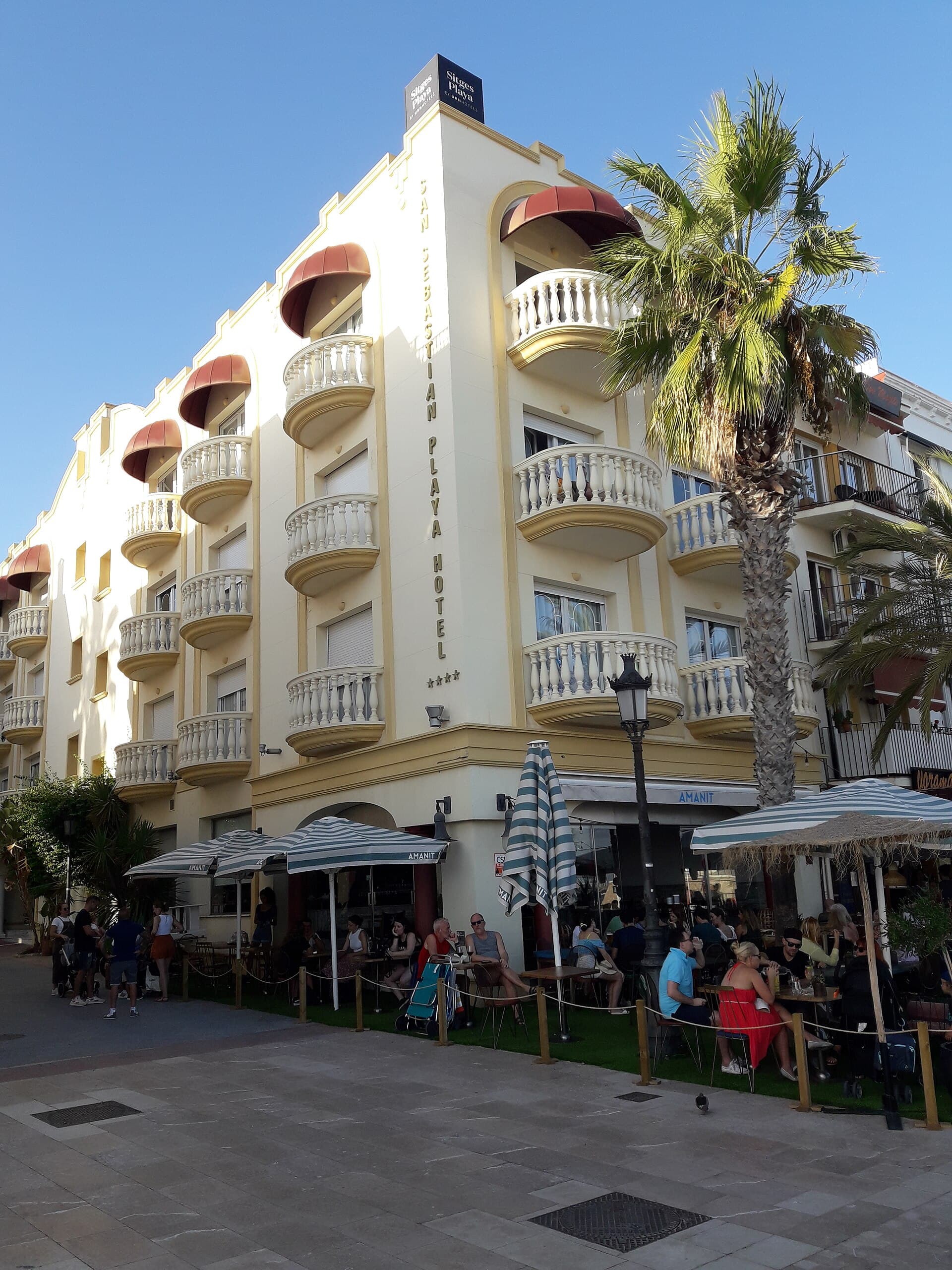 Sitges Playa by URH (via Wikimedia Commons, CC BY-SA 3.0)