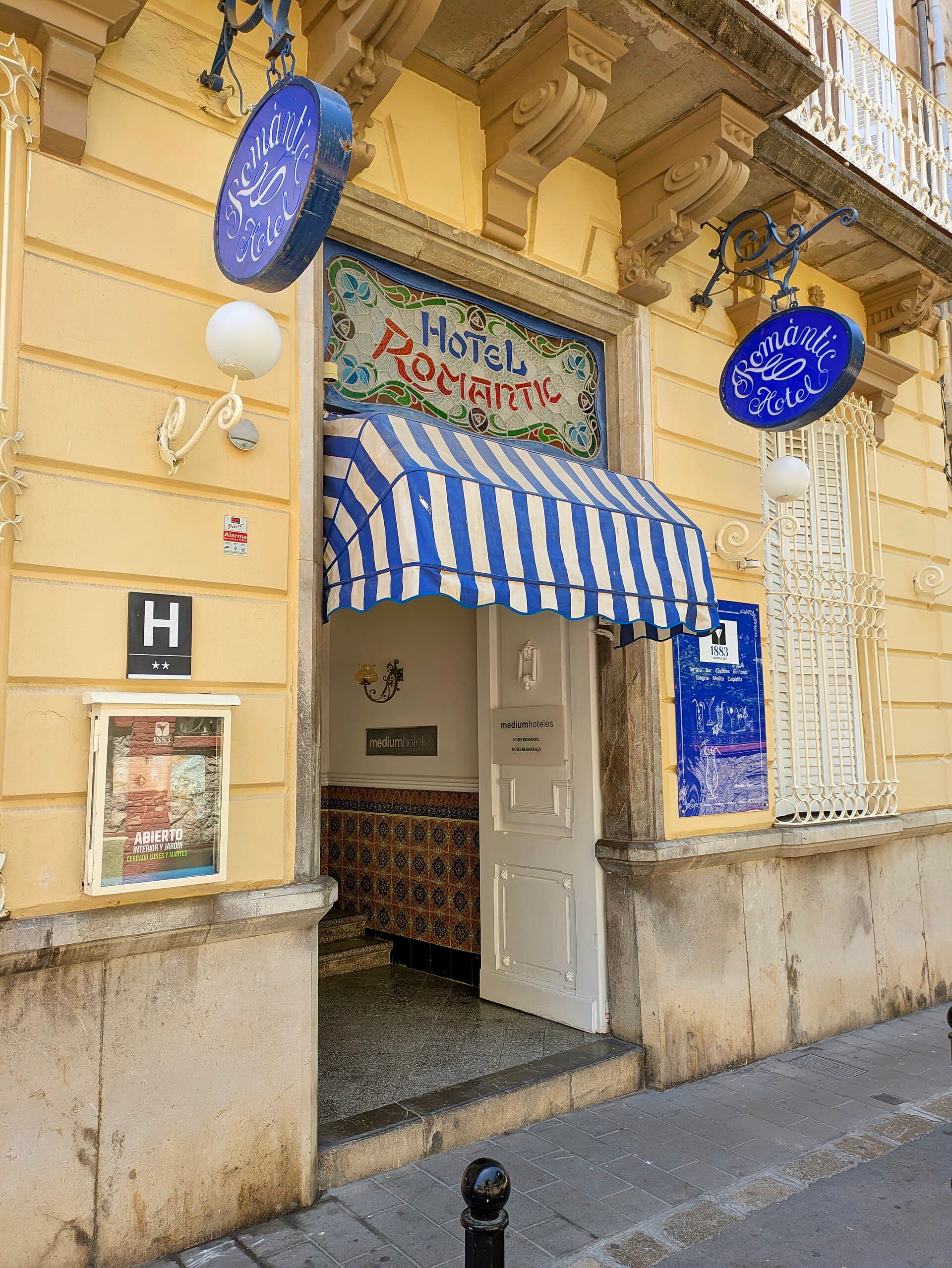 Hotel Medium Romàntic (via Wikimedia Commons, CC BY-SA 4.0)