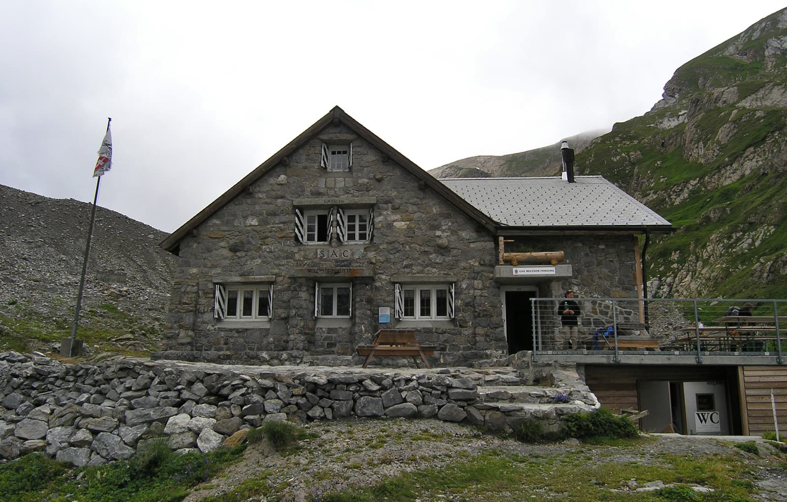 Wildhornhütte (via Wikimedia Commons, CC BY-SA 3.0)