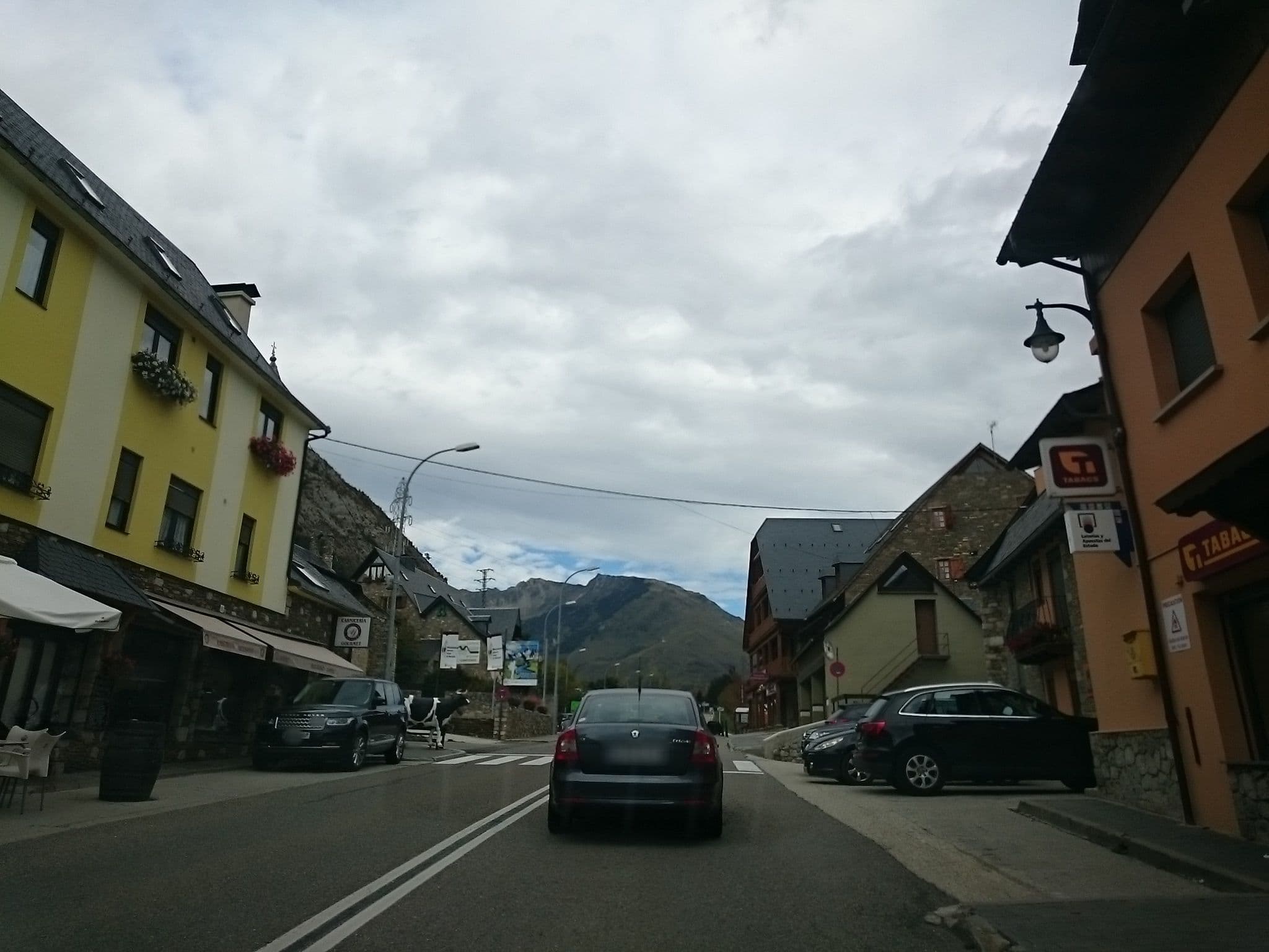 Street view near Pensión Montarto, Vielha