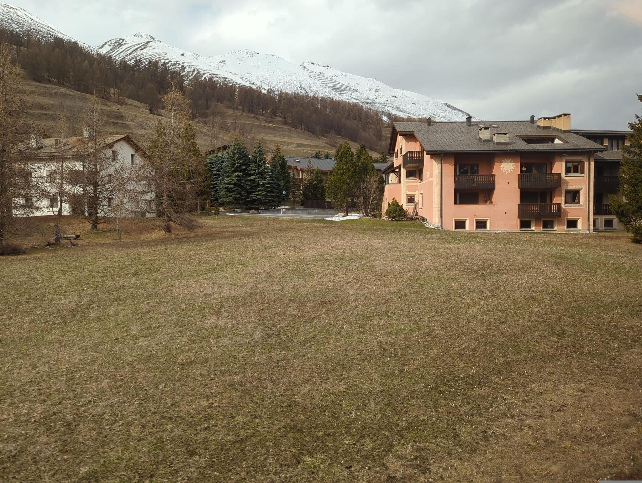 Street view near Residenza Chesa Seraina, Zuoz — © oeschinen (CC BY-SA · Mapillary)