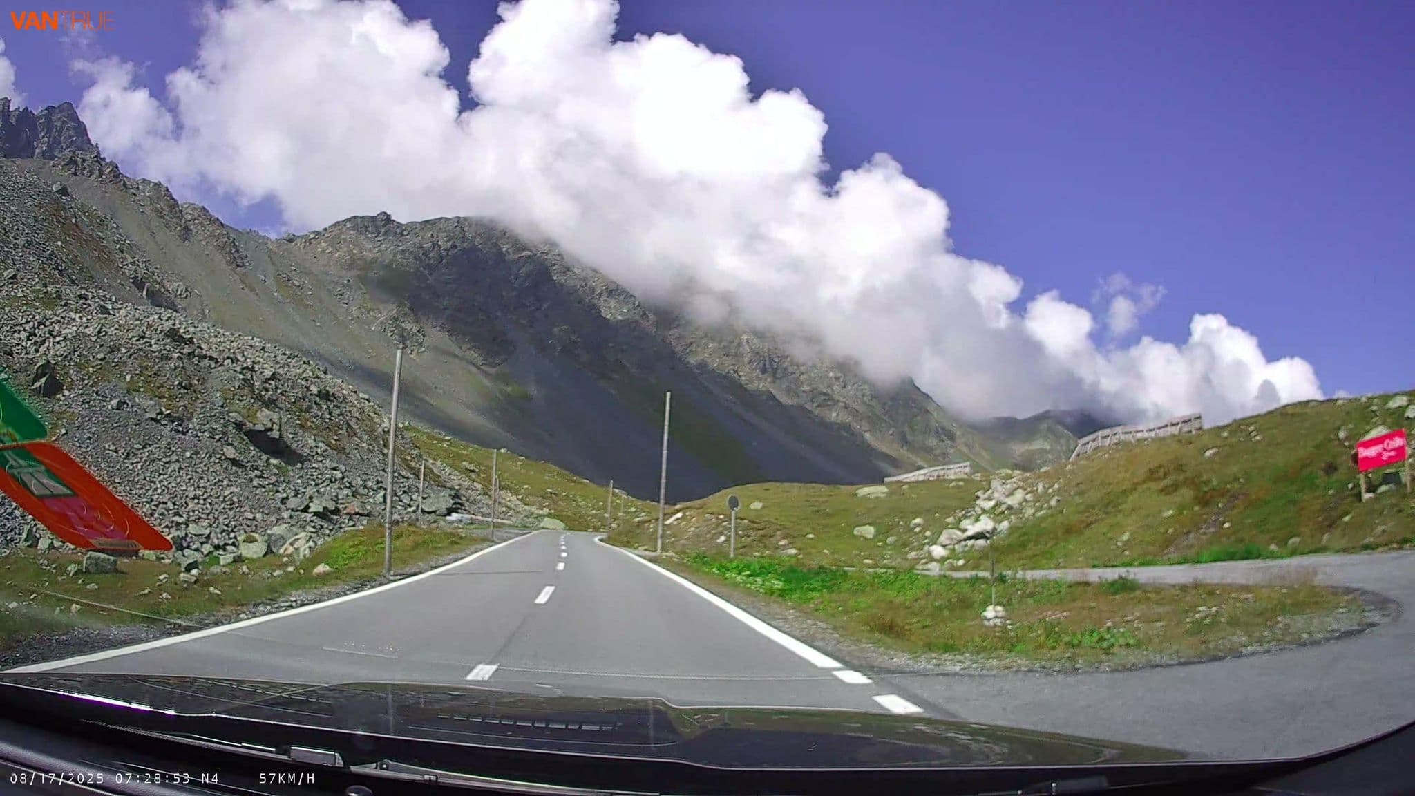 Street view near Flüelapass, Davos — © fcignat (CC BY-SA · Mapillary)