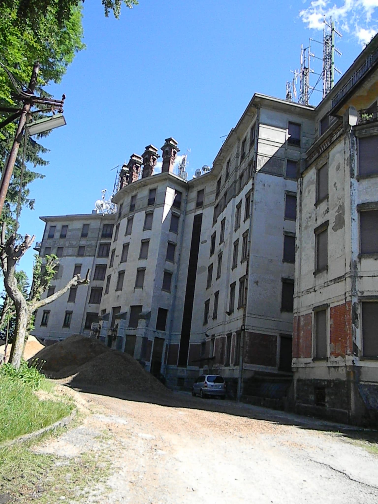 Grand Hotel Campo dei Fiori (via Wikimedia Commons, Public domain)