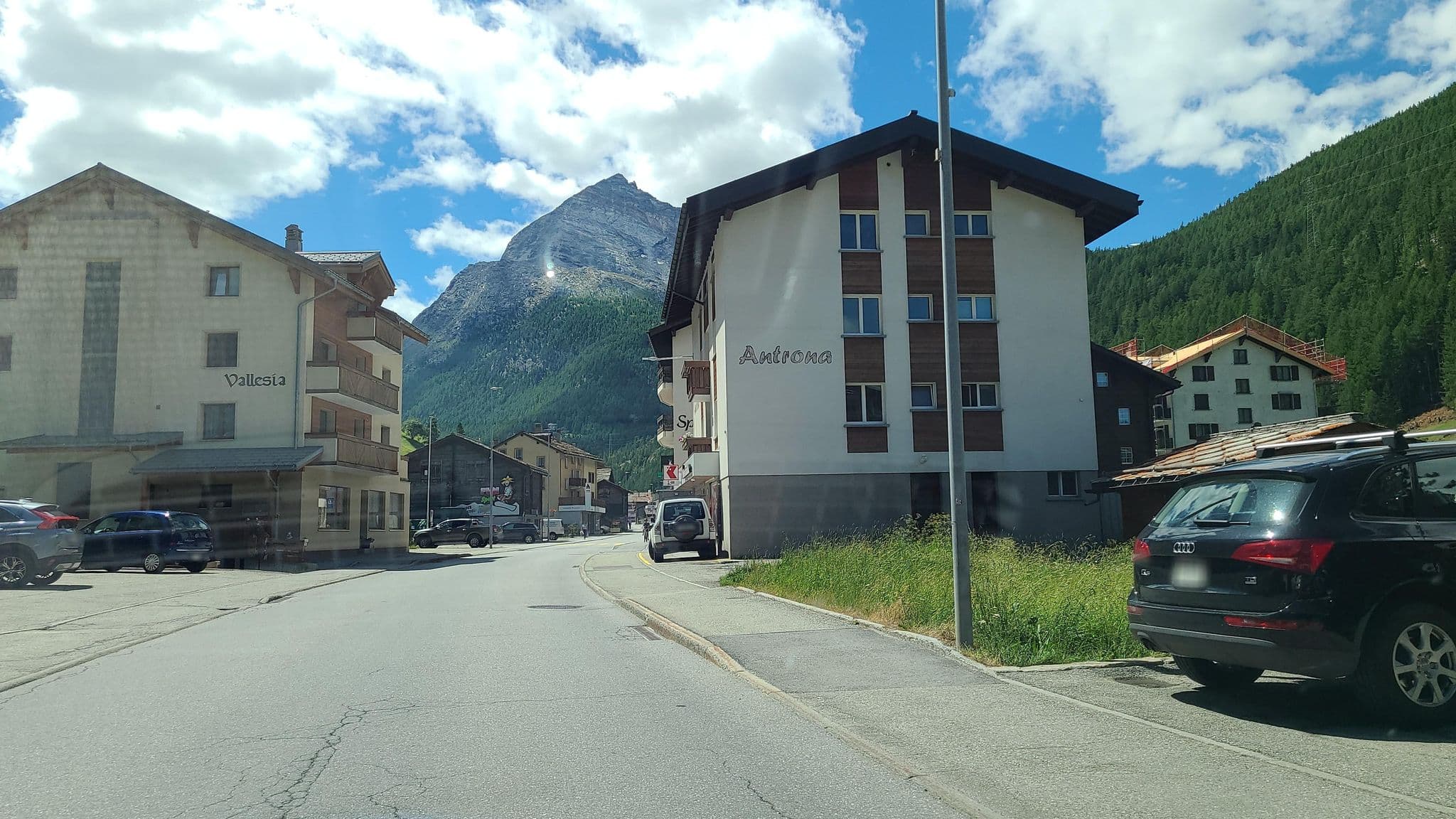 Street view near Alpenperle, Saas-Grund — © chrisbeddow (CC BY-SA · Mapillary)