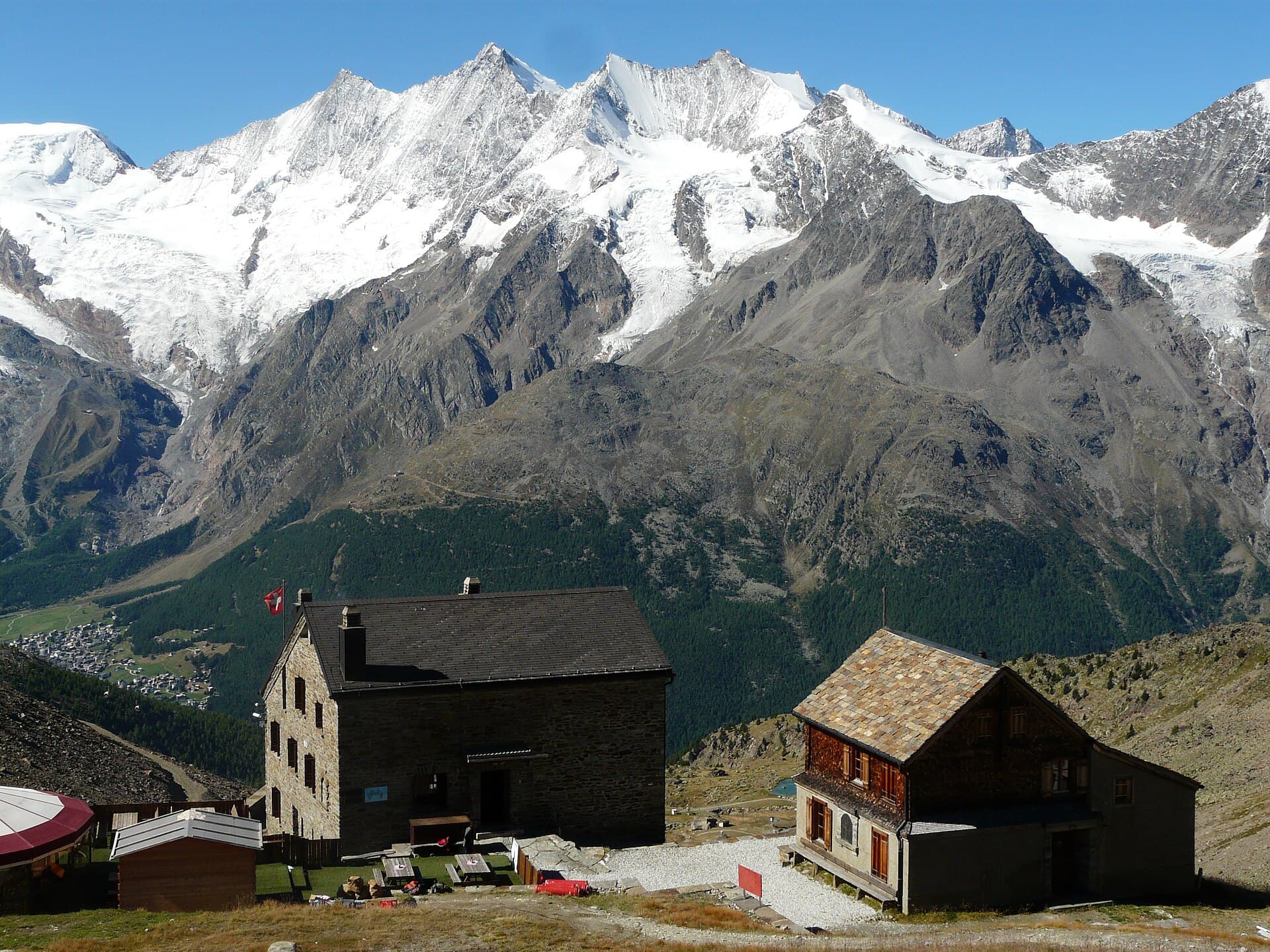 Weissmieshütte SAC (via Wikimedia Commons, CC BY-SA 3.0)