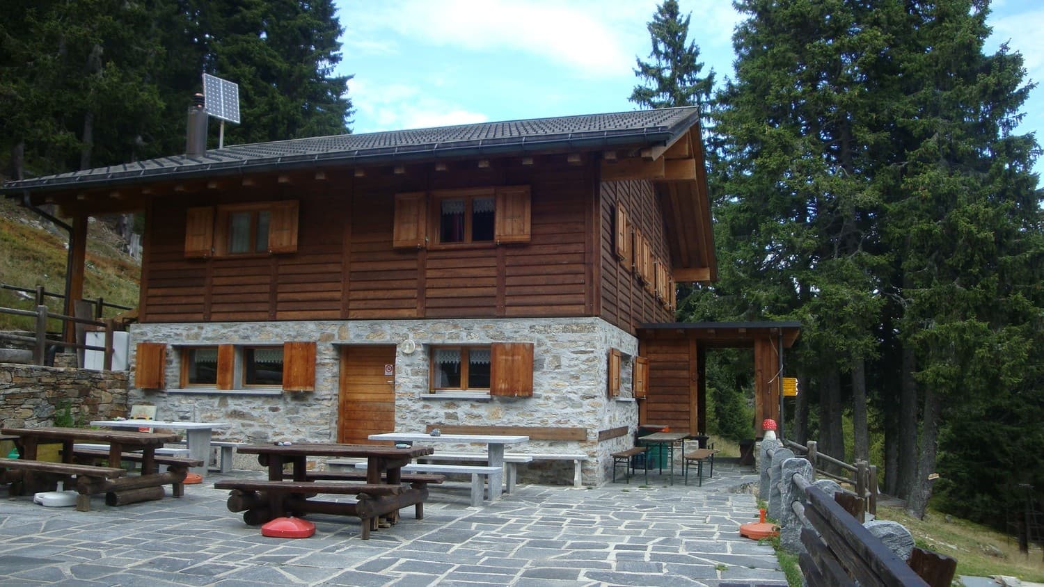 Capanna Pian d'Alpe (via Wikimedia Commons, CC BY-SA 3.0)