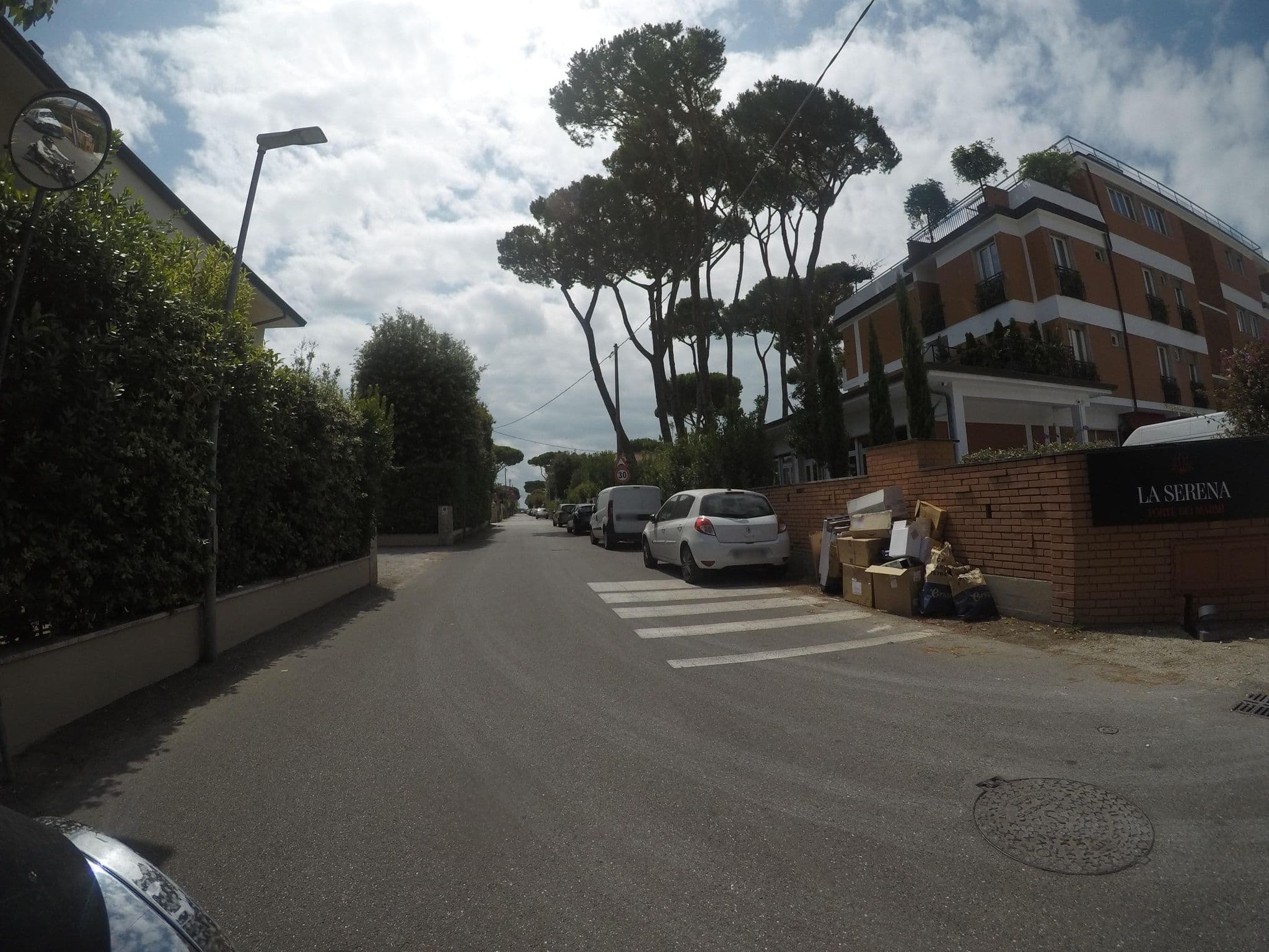 Street view near La Serena Hotel, Forte dei Marmi — © cxc (CC BY-SA · Mapillary)
