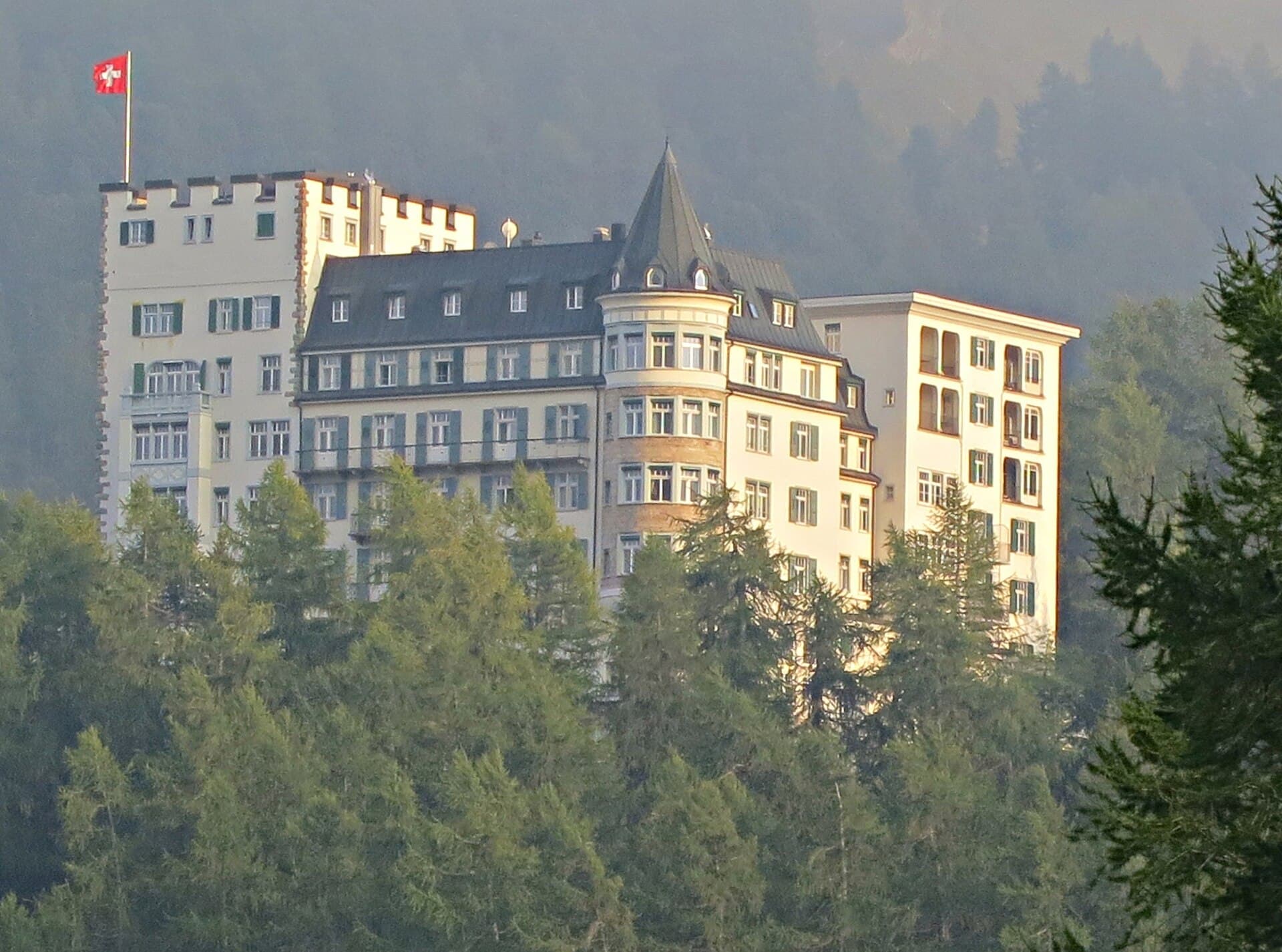 Hotel Waldhaus (via Wikimedia Commons, CC BY-SA 4.0)