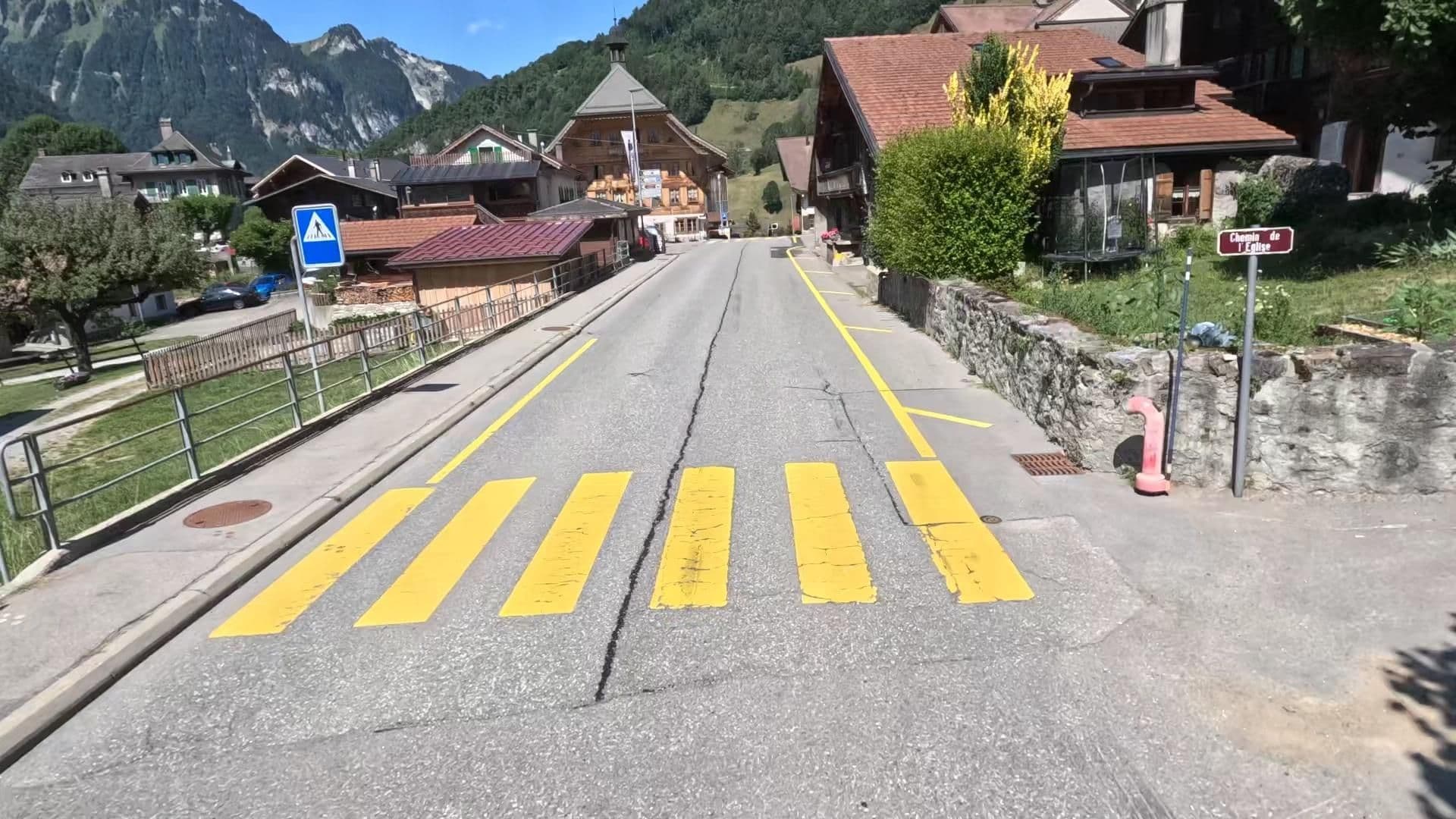 Street view near Chalet de la Place, Château-d'Oex — © bct (CC BY-SA · Mapillary)