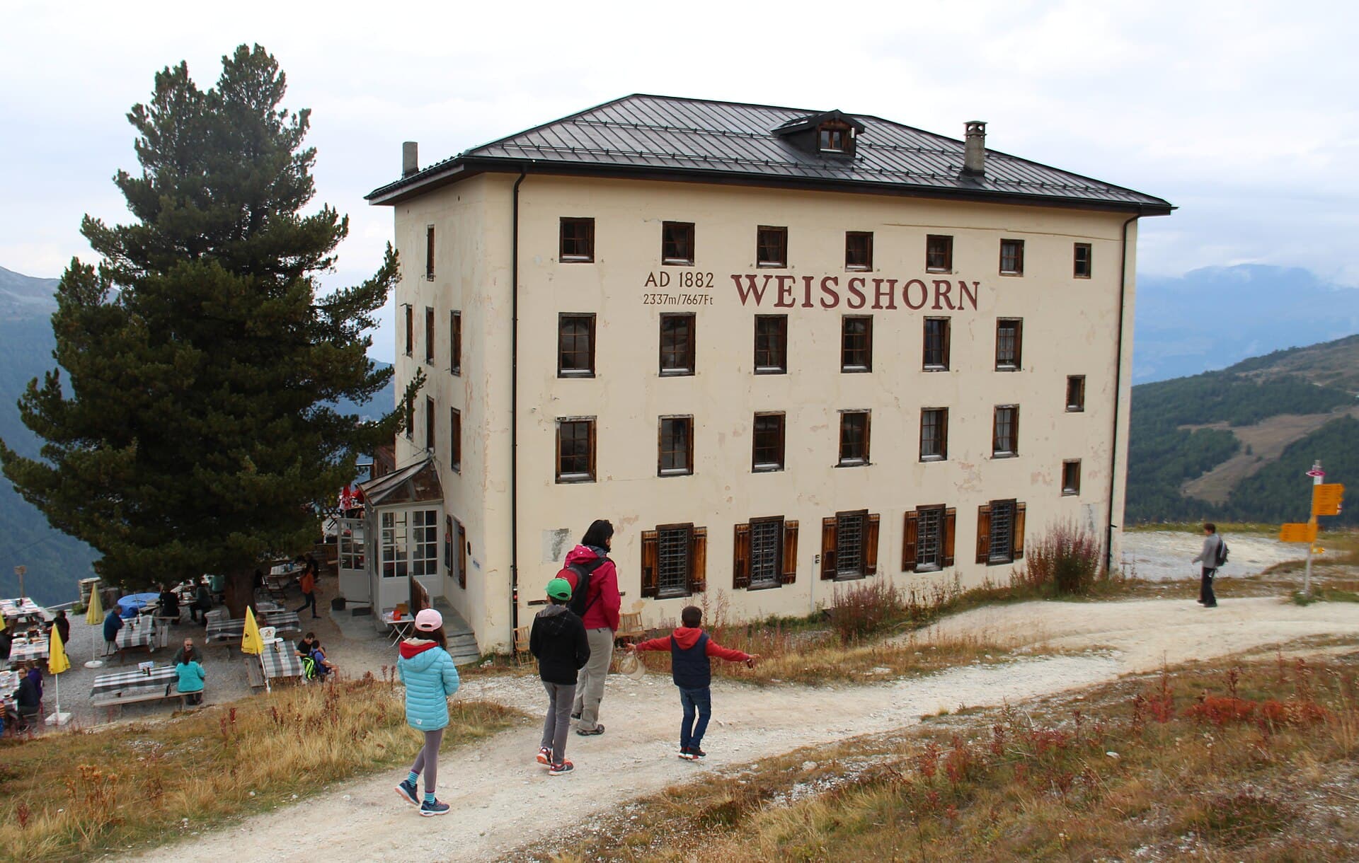 Hôtel Weisshorn (via Wikimedia Commons, CC BY-SA 4.0)
