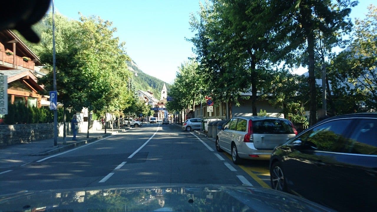Street view near Hotel Lo Scoiattolo, Courmayeur — © voschix (CC BY-SA · Mapillary)