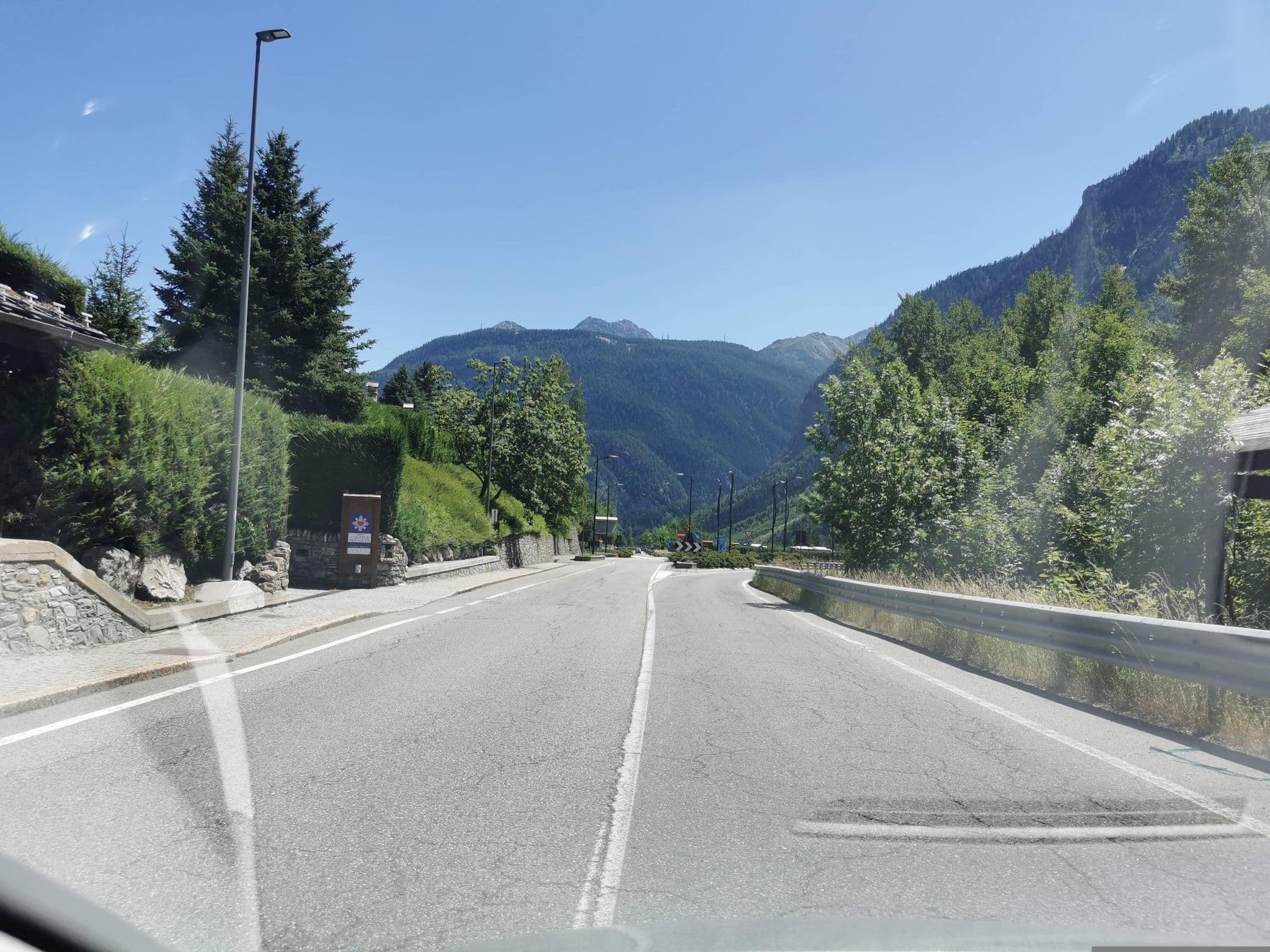 Street view near Au Cœur des Neiges, Courmayeur — © canfe (CC BY-SA · Mapillary)