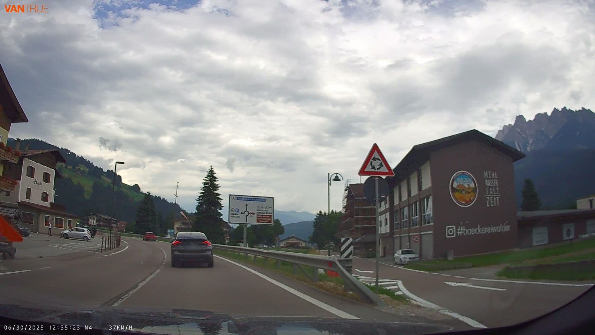 Street view near Guesthouse Rosengarten, Dobbiaco — © fcignat (CC BY-SA · Mapillary)