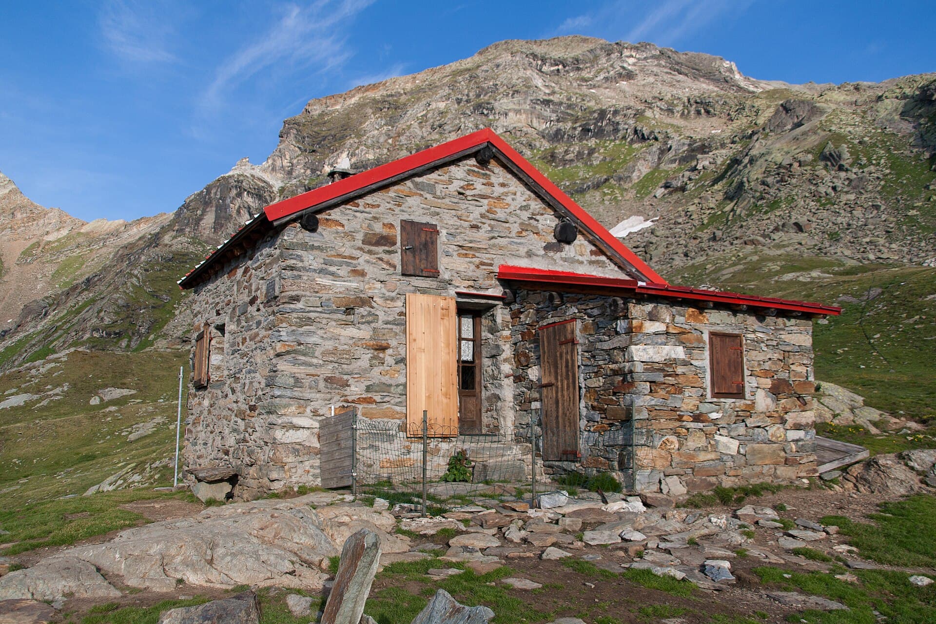 Capanna Cederna-Maffina (via Wikimedia Commons, CC BY-SA 4.0)