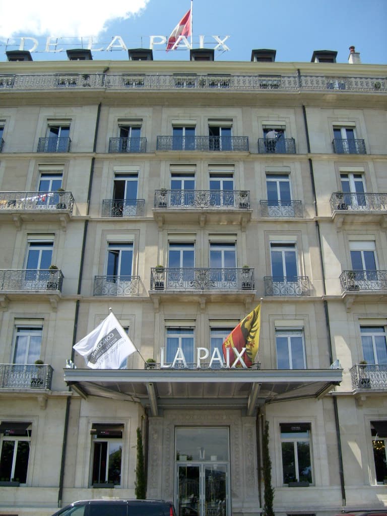 The Ritz-Carlton Hotel de la Paix (via Wikimedia Commons, CC BY-SA 3.0)