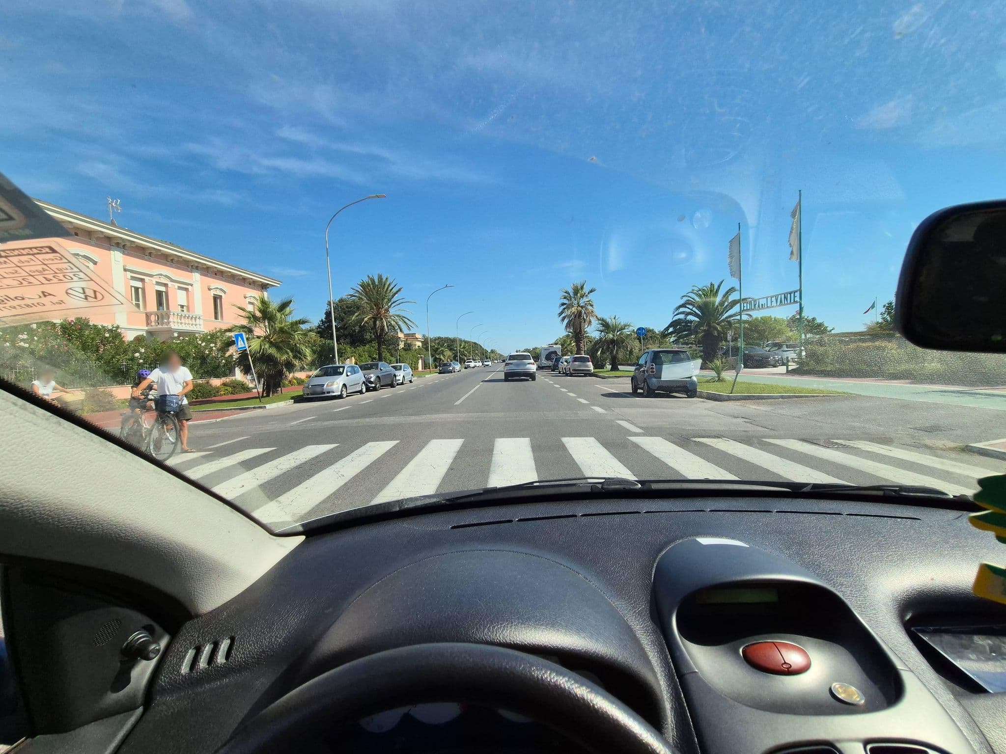 Street view near Hotel Il Negresco, Forte dei Marmi — © omfg_notpr (CC BY-SA · Mapillary)