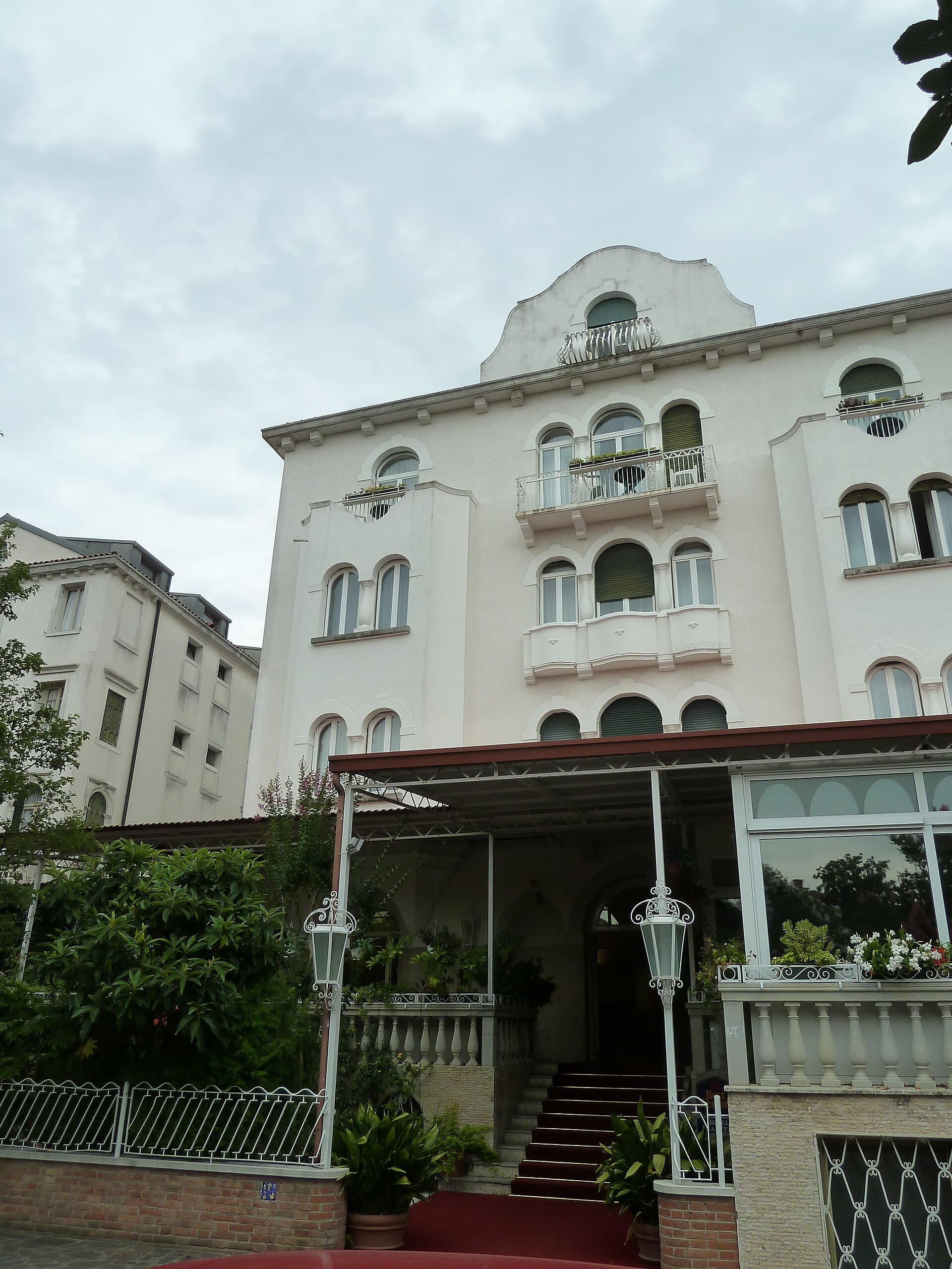 Biasutti Hotel (via Wikimedia Commons, CC BY-SA 4.0)