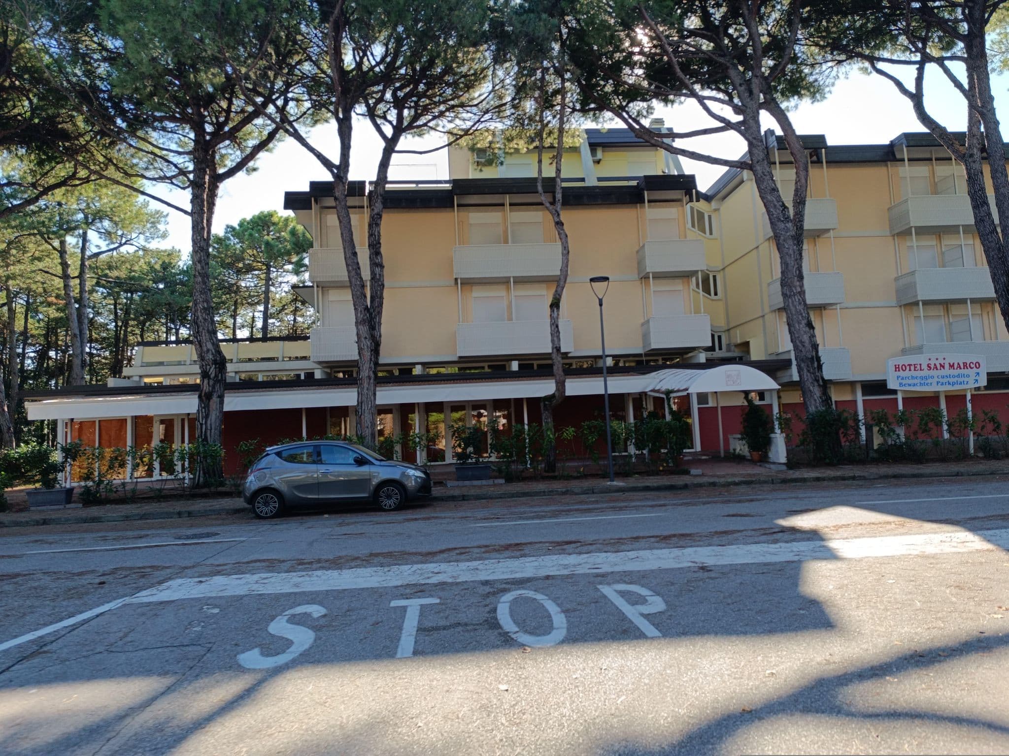 Street view near Albergo S. Marco, Lignano Sabbiadoro — © Duro (CC BY-SA · Mapillary)