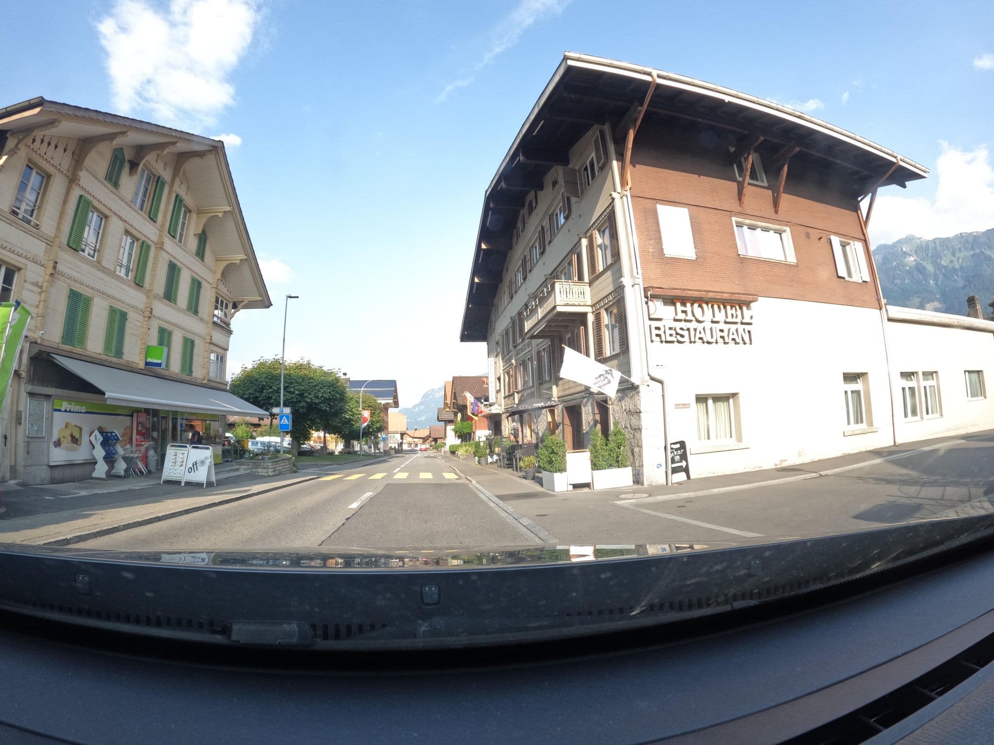 Street view near Rest. Hotel Bären, Ringgenberg — © vinisa (CC BY-SA · Mapillary)