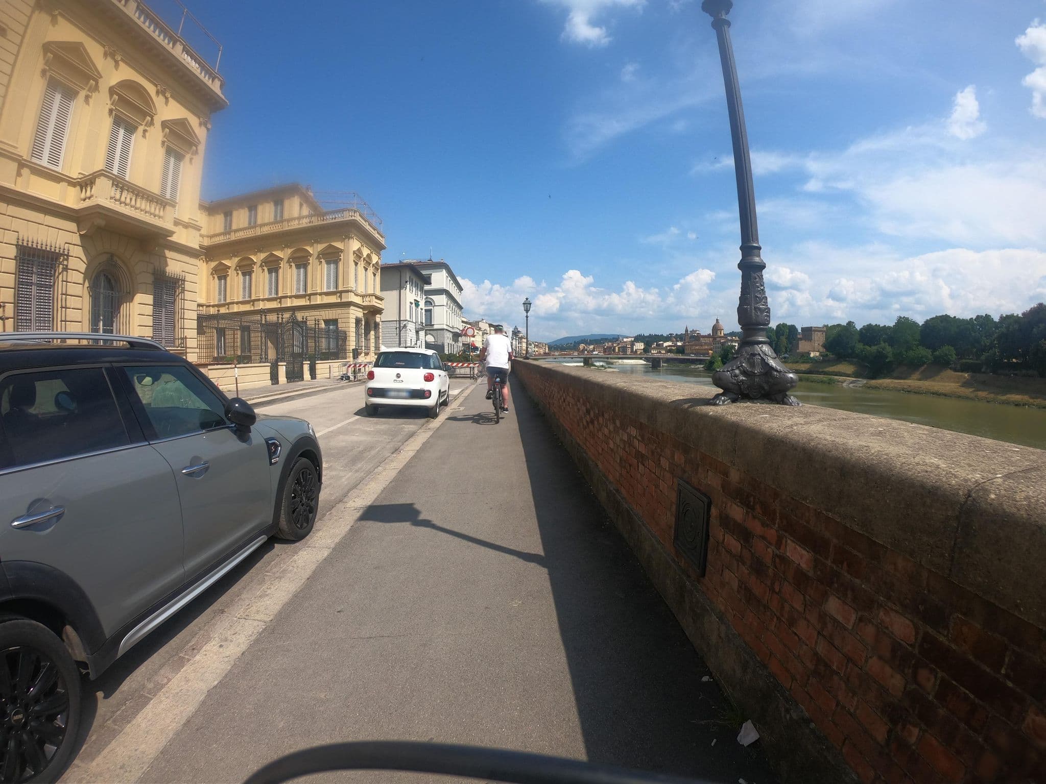 Street view near Hotel Lungarno Vespucci 50, Florence