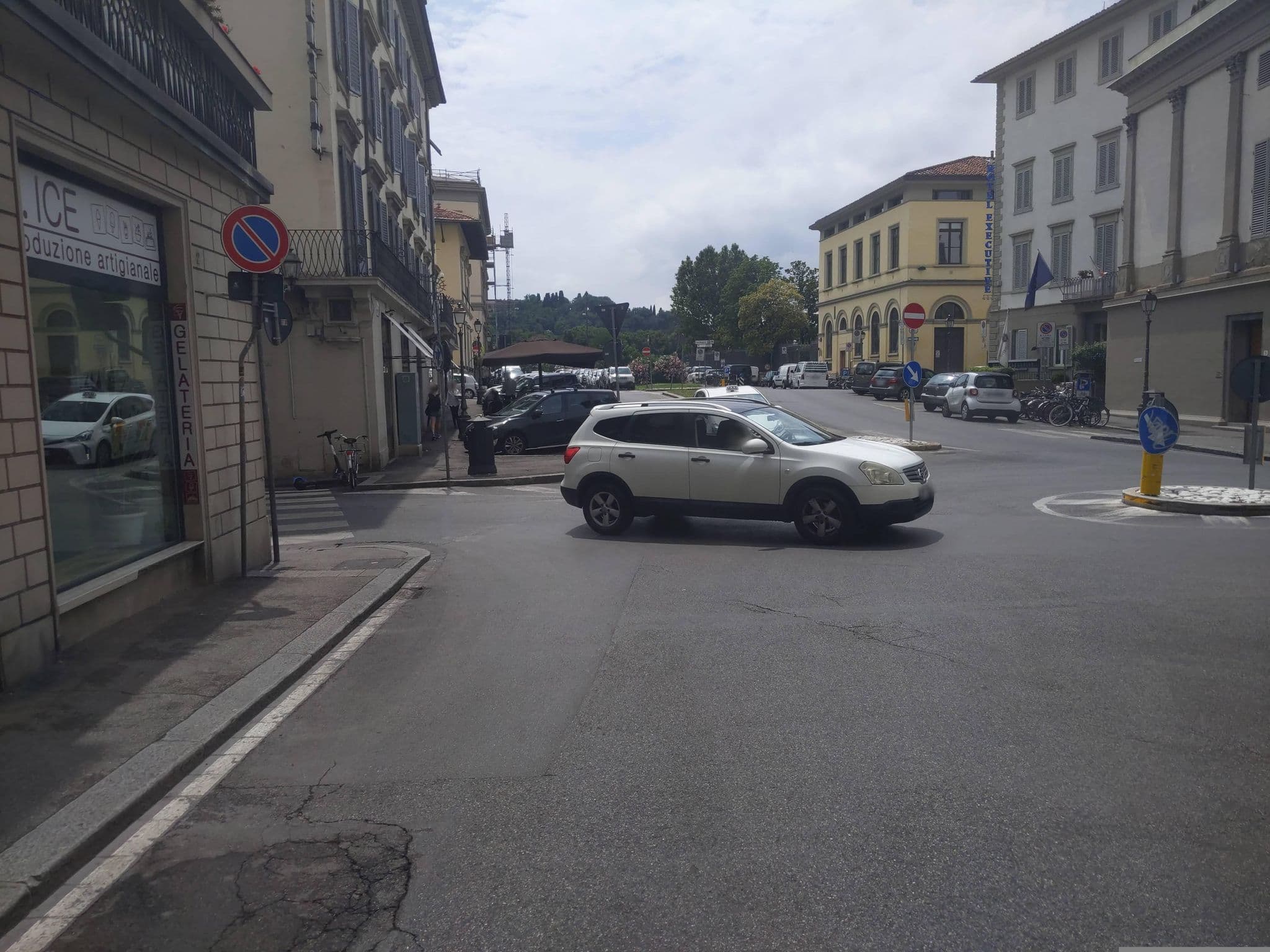 Street view near Hotel Albion, Florence