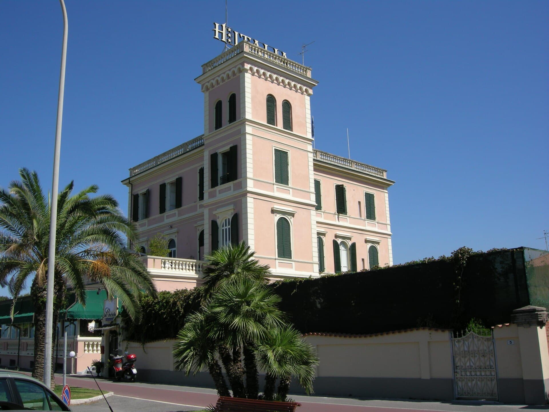 Hotel Italia (via Wikimedia Commons, CC BY 2.5)