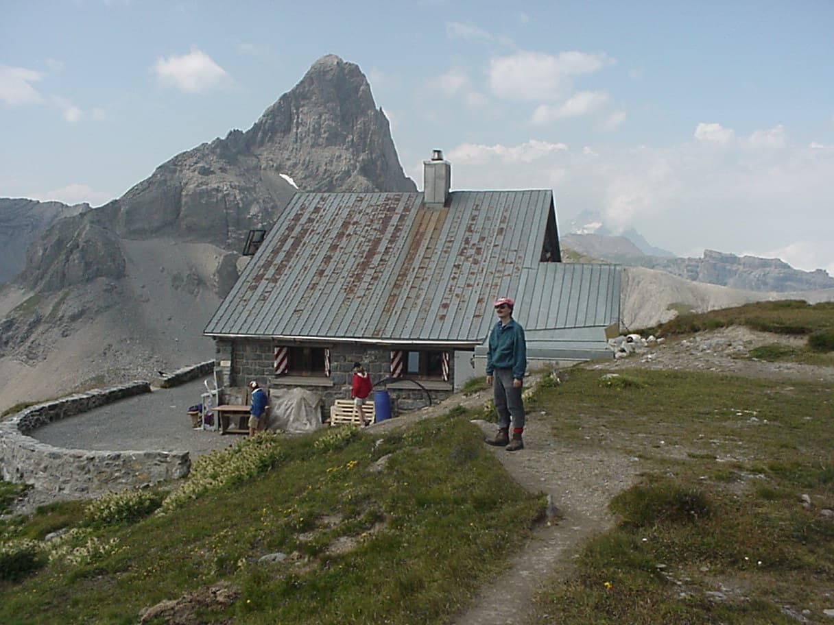 Cabane Rambert (via Wikimedia Commons, CC BY-SA 3.0)
