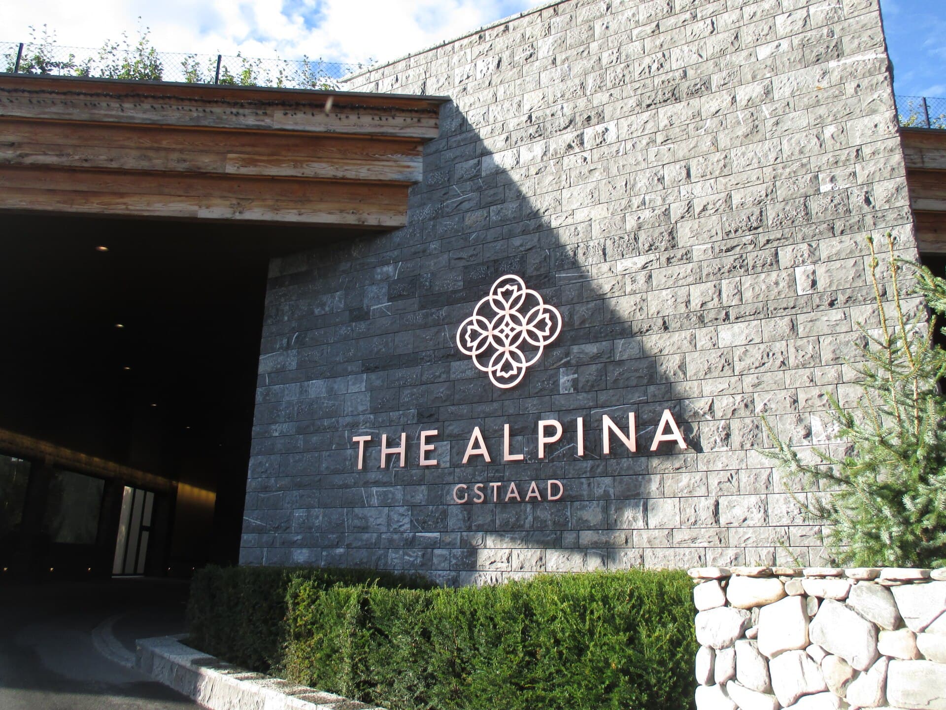 The Alpina Gstaad (via Wikimedia Commons, CC BY-SA 4.0)