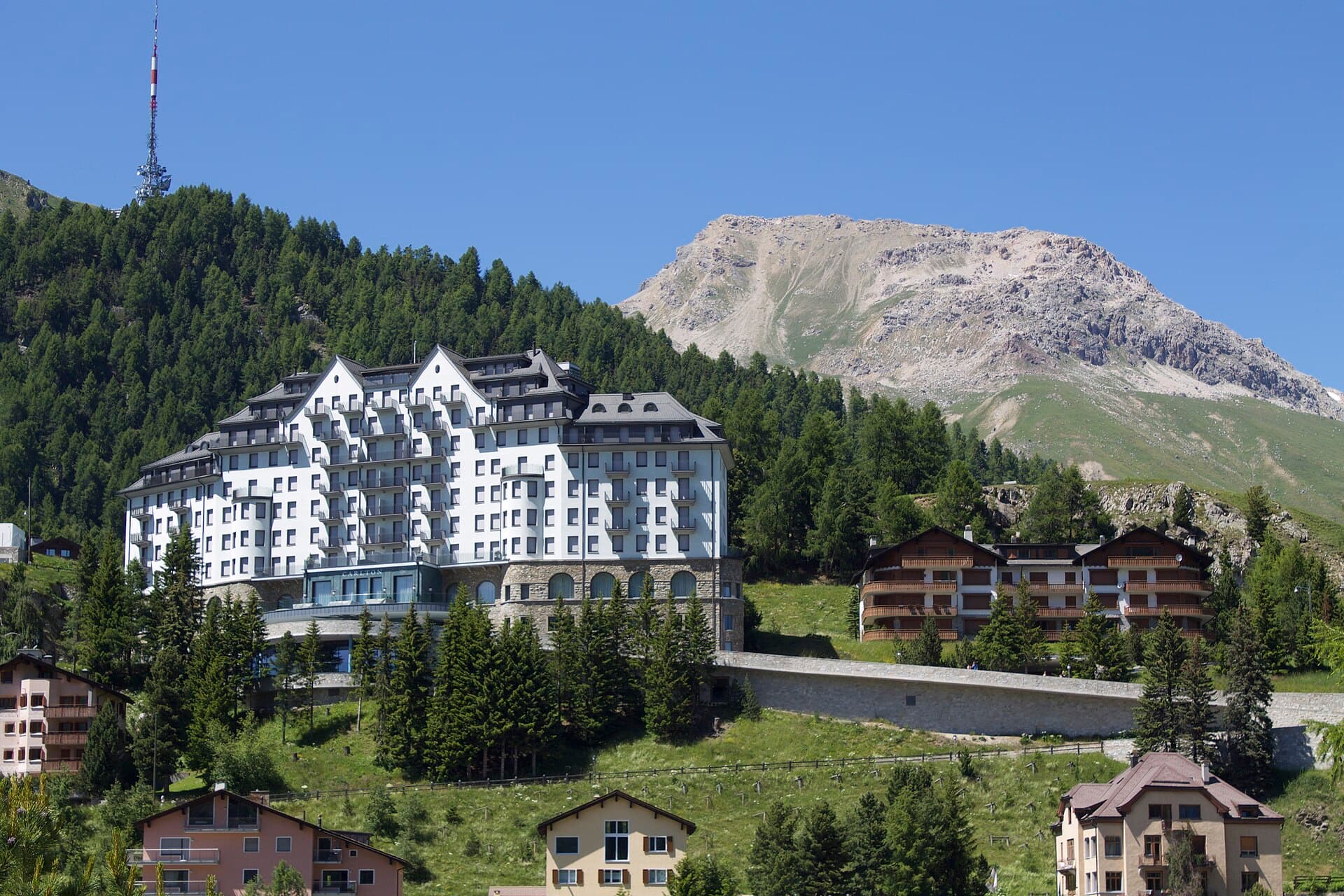 Carlton Hotel St. Moritz (via Wikimedia Commons, CC BY-SA 3.0)