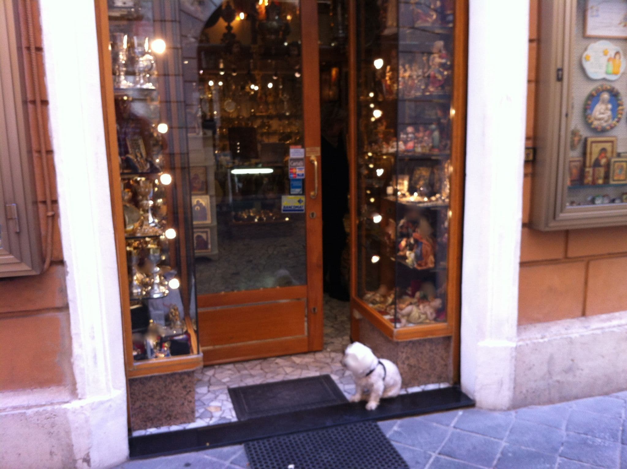 Street view near Hotel Scenario, Sant'Eustachio — © ugz (CC BY-SA · Mapillary)
