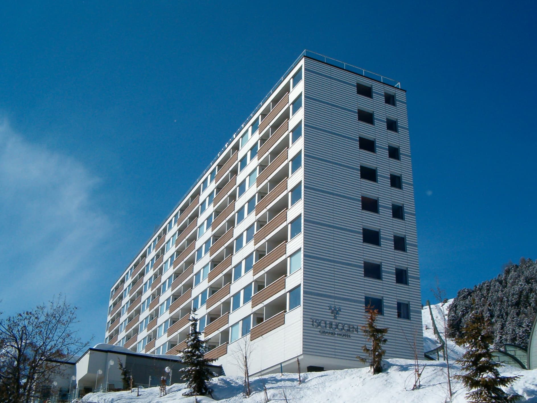 Tschuggen Grand Hotel (via Wikimedia Commons, CC BY-SA 3.0)