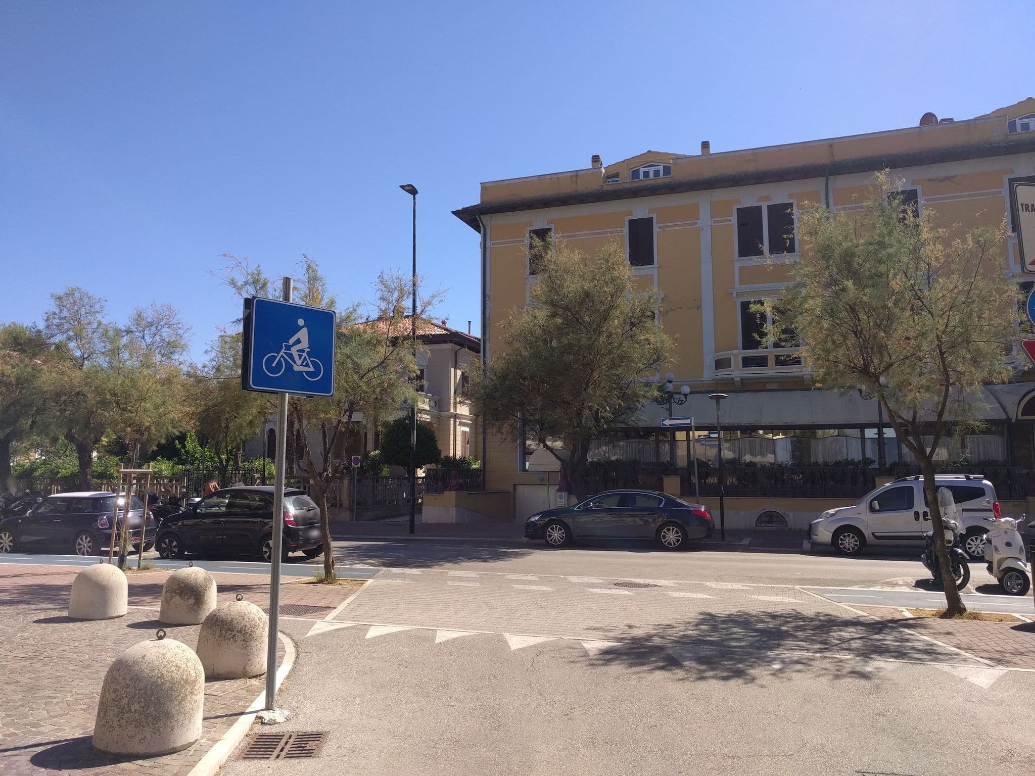 Street view near B&B HOTEL Pesaro Des Bains, Pesaro — © sorcrosc (CC BY-SA · Mapillary)