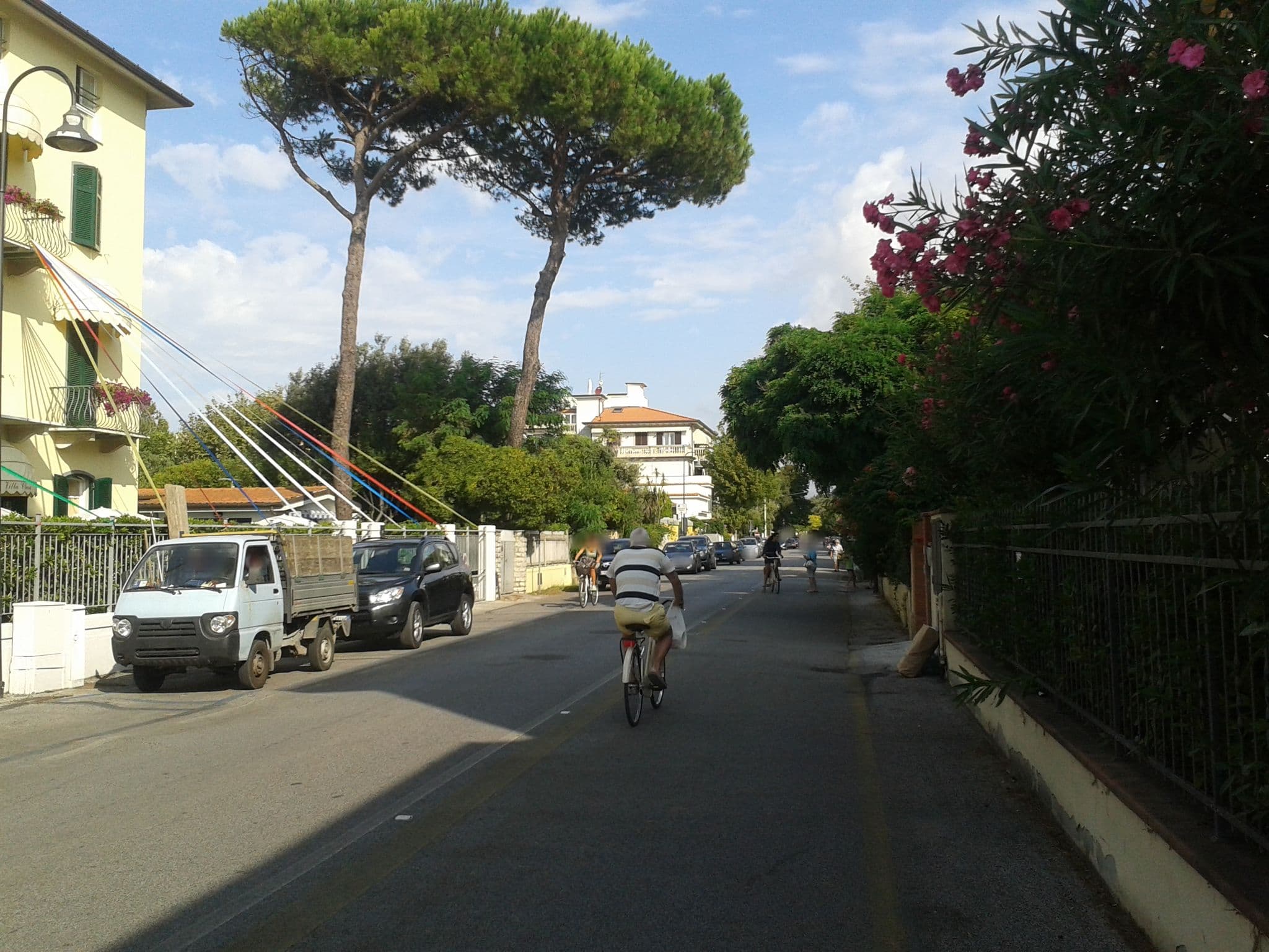 Street view near Hotel Villa la Fonte, Forte dei Marmi — © sbiribizio (CC BY-SA · Mapillary)