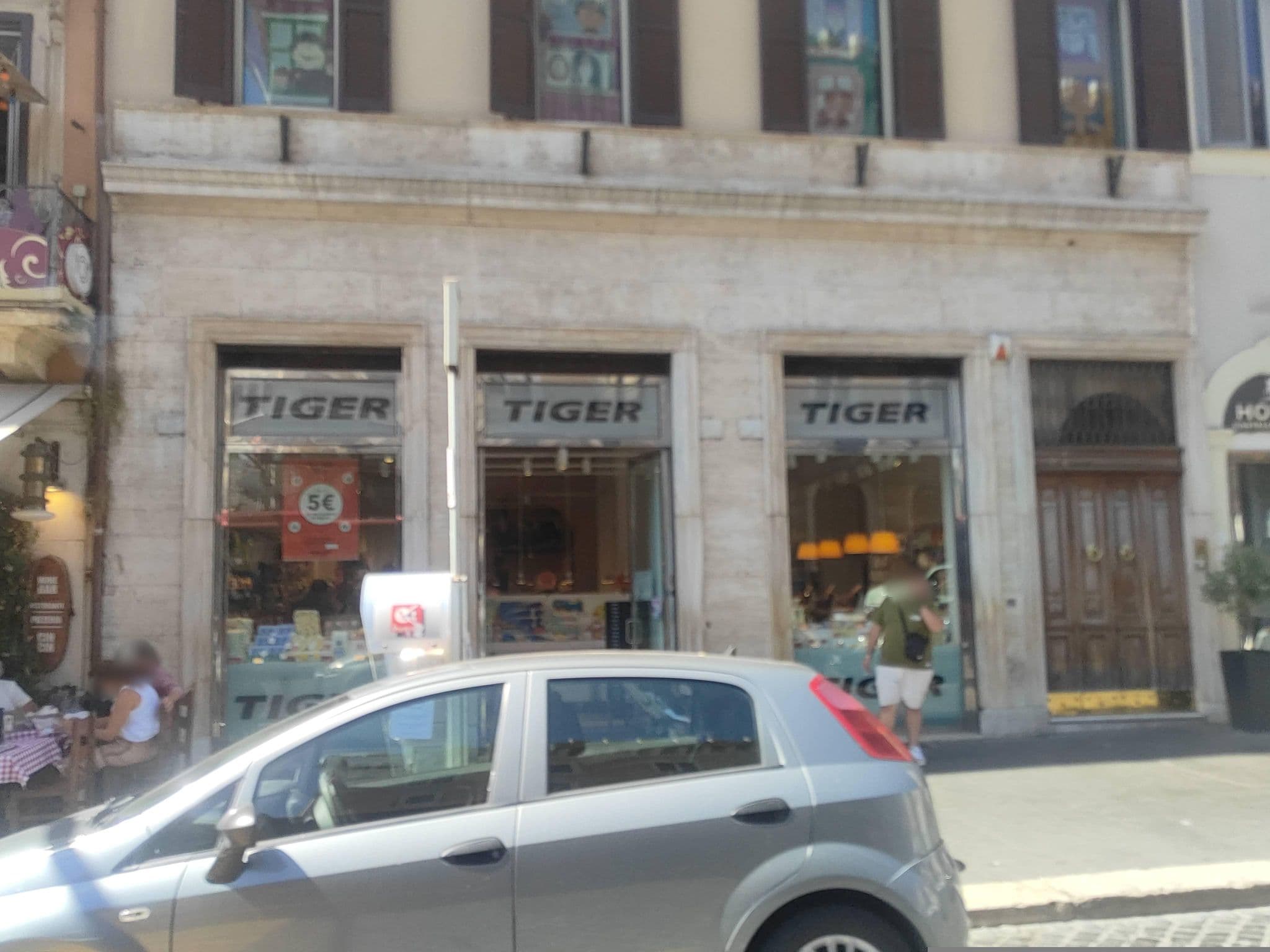 Street view near Hotel Castellino Roma, Pigna — © omfg_notpr (CC BY-SA · Mapillary)