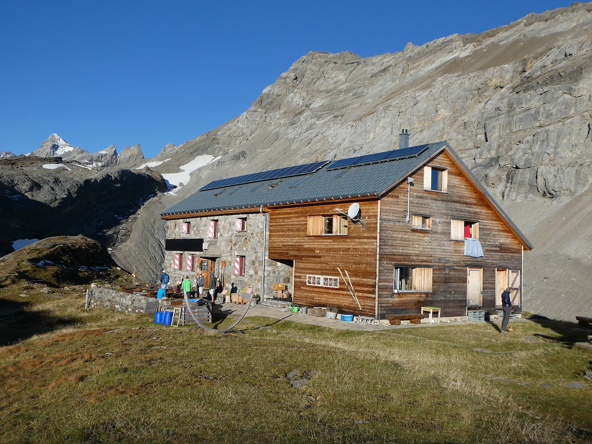 Claridenhütte (via Wikimedia Commons, CC BY-SA 4.0)