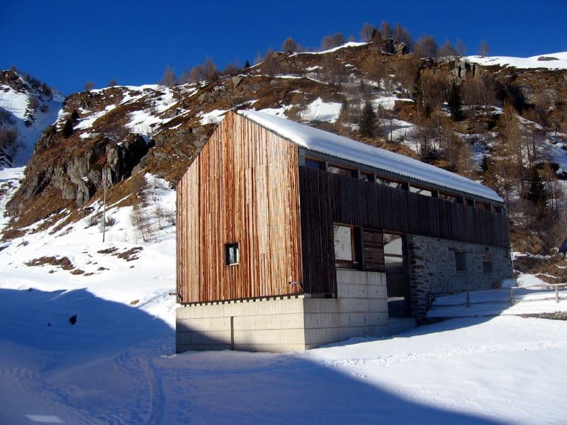 Capanna Bovarina (via Wikimedia Commons, CC BY 2.0)
