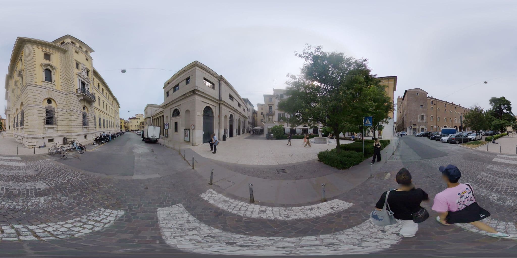 Street view near Suite di Giulietta, Verona