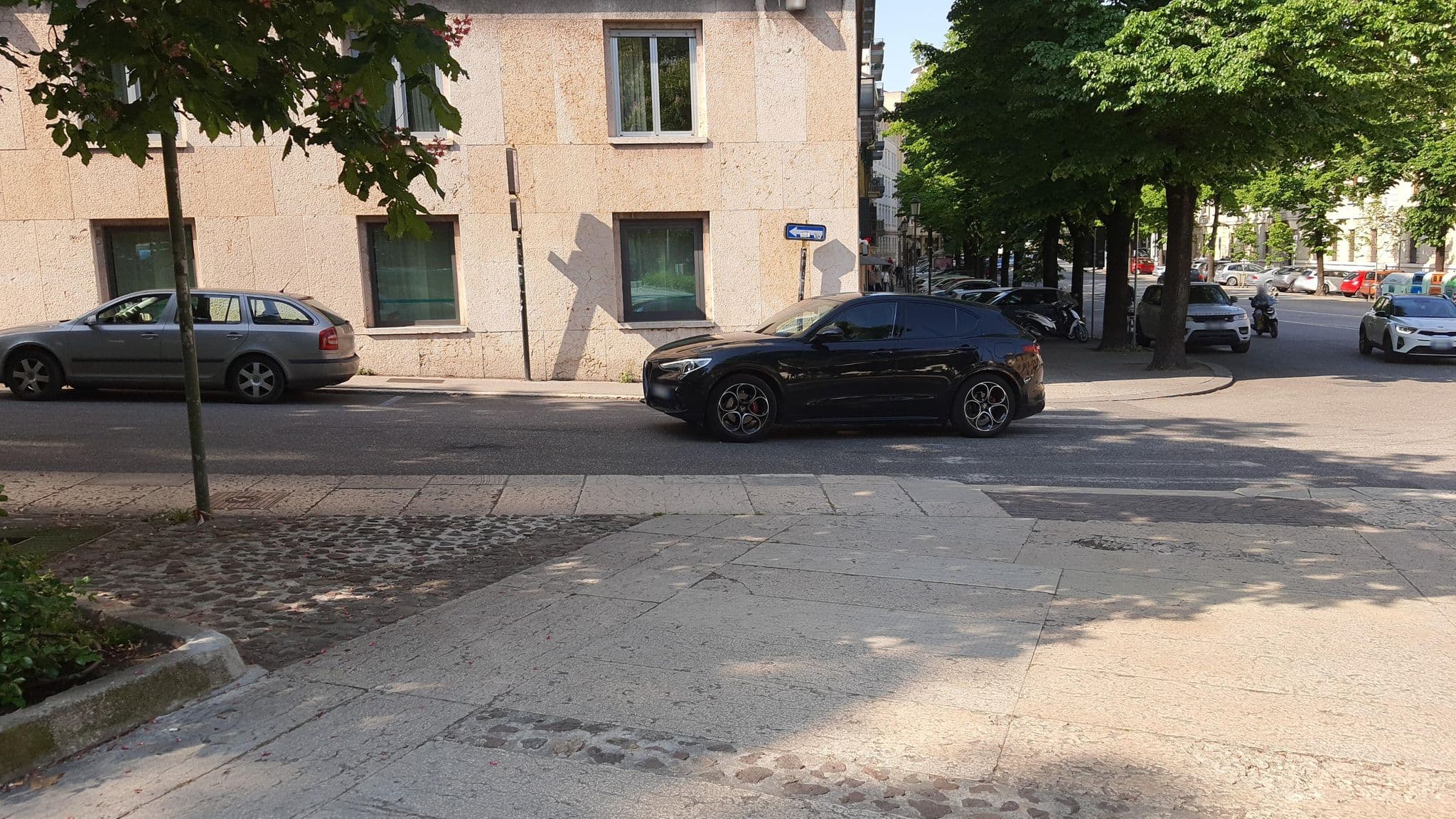 Street view near Hotel Sanmicheli dei Fratelli Dardi, Verona — © giubar (CC BY-SA · Mapillary)