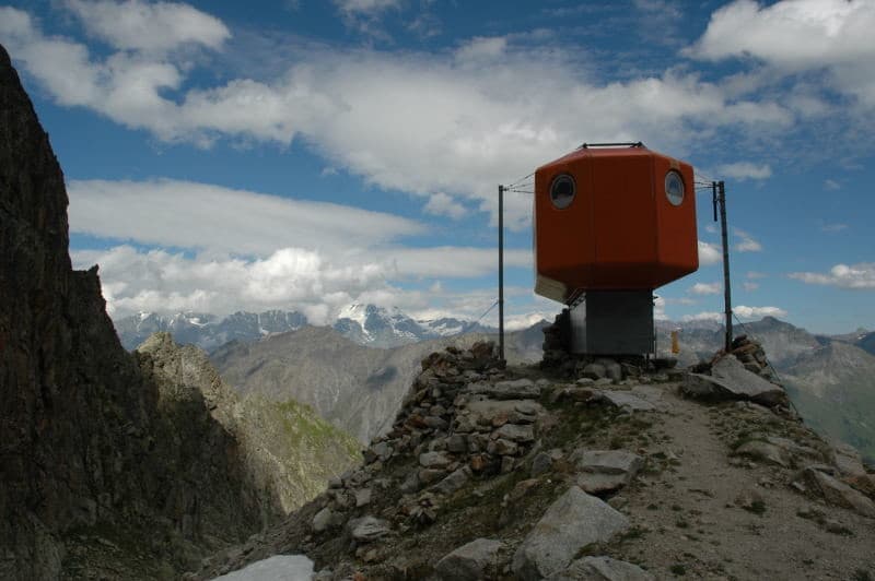 Bivouac du Dolent (via Wikimedia Commons, CC BY-SA 3.0)