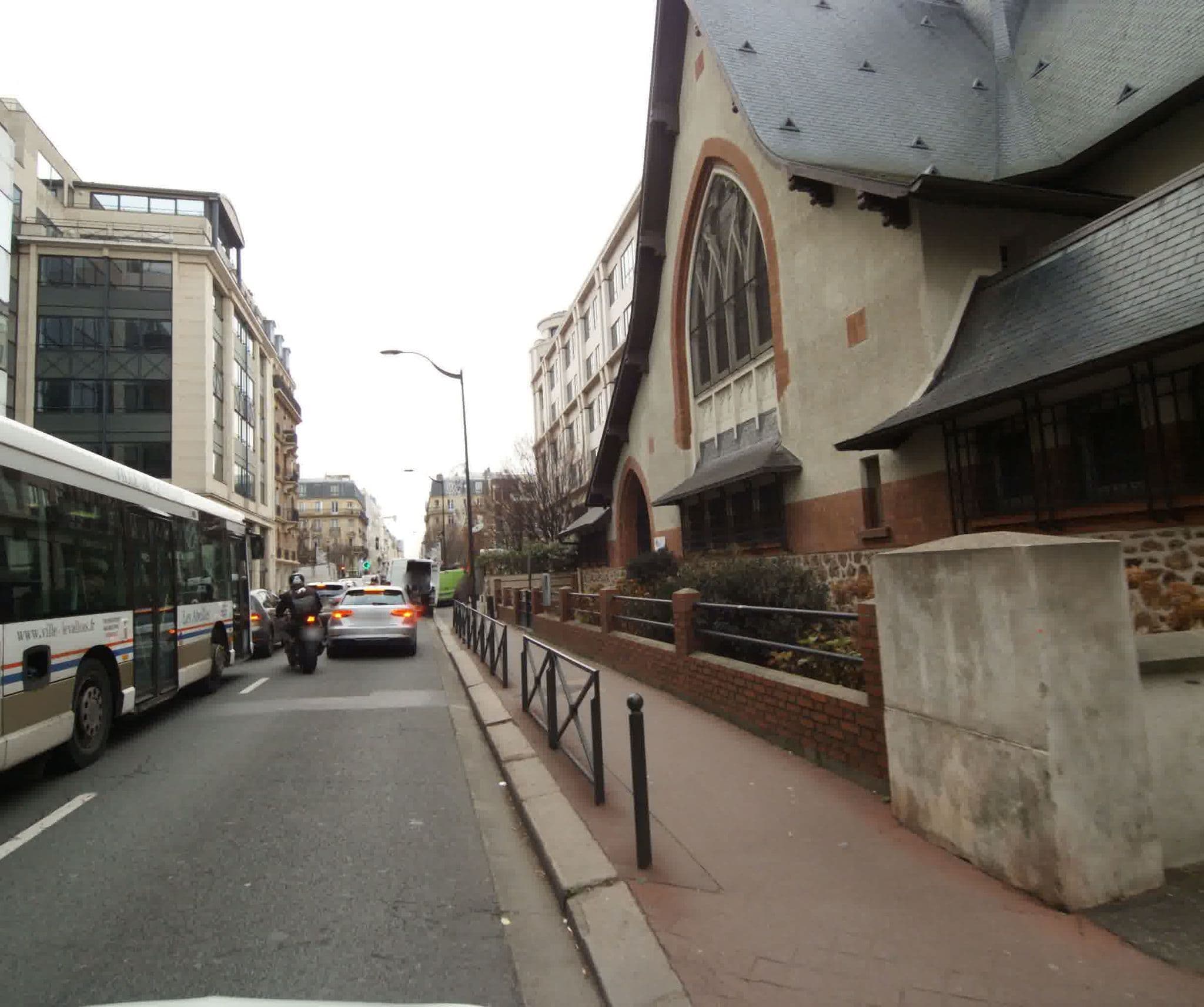 Street view near Hotel de Neuville Arcde Trimpe, Levallois-Perret — © sogefi (CC BY-SA · Mapillary)