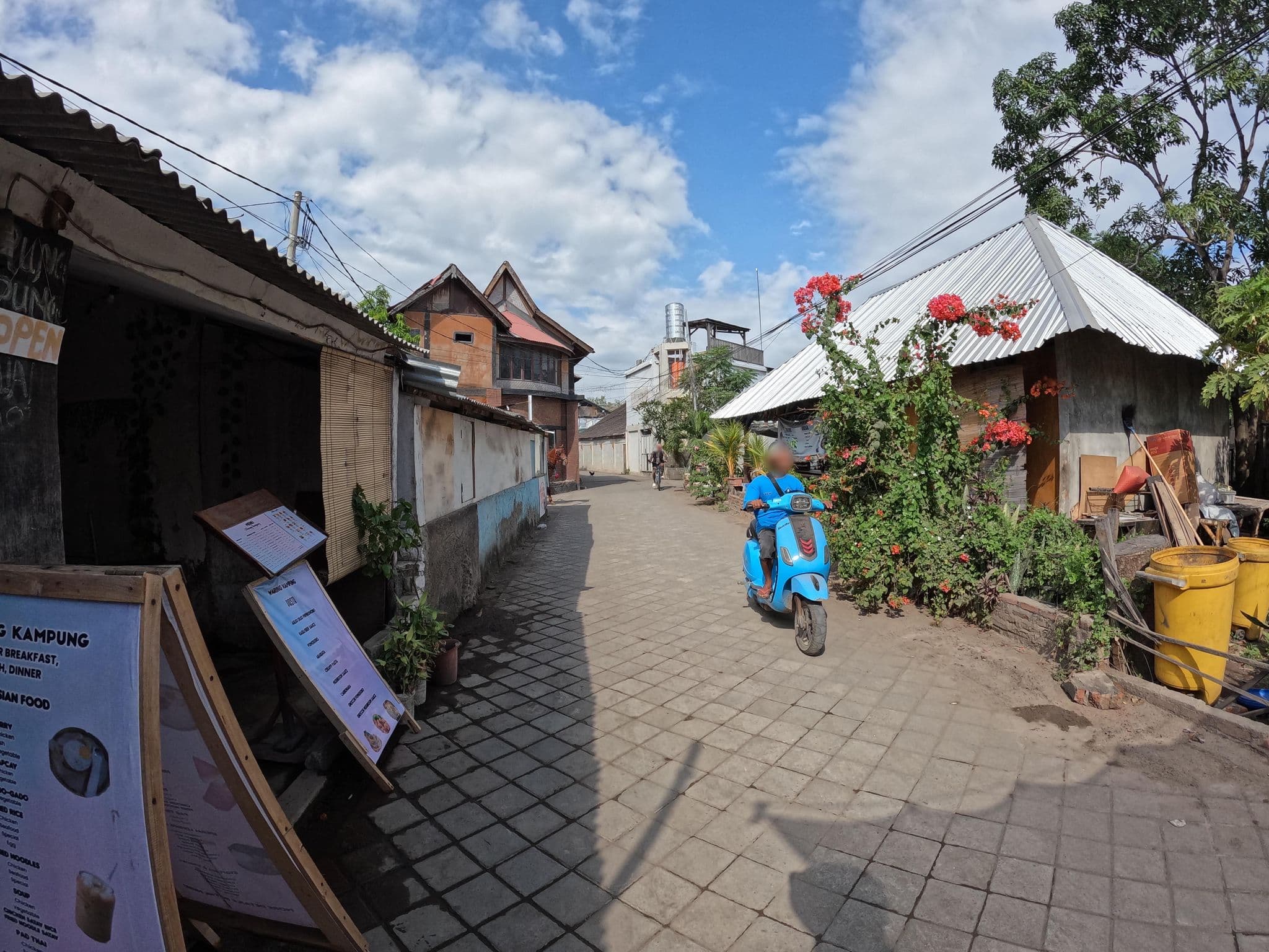 Street view near fulles guest house - Deluxe Double Room, Gili Trawangan