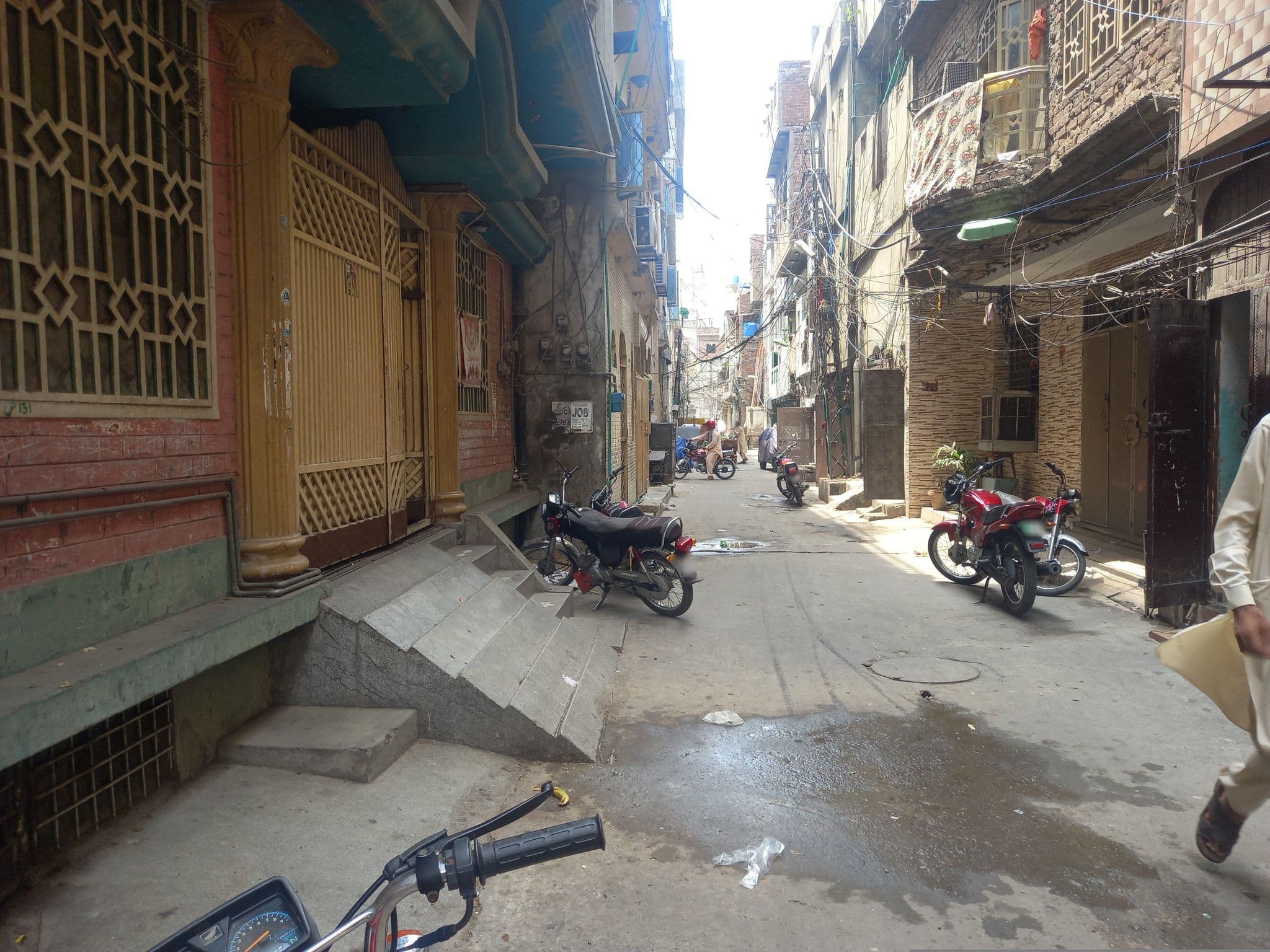 Street view near DIMORA HOTEL AND CAFE, Lahore — © hamzajutt (CC BY-SA · Mapillary)