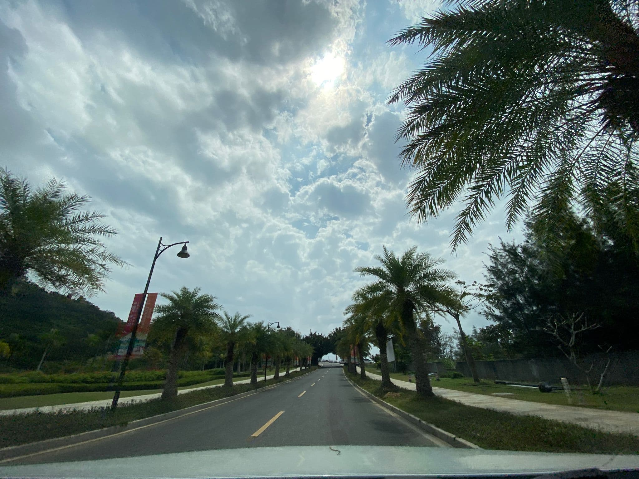 Street view near Le Méridien Shimei Bay Beach Resort & Spa, Wanning — © adirricor (CC BY-SA · Mapillary)